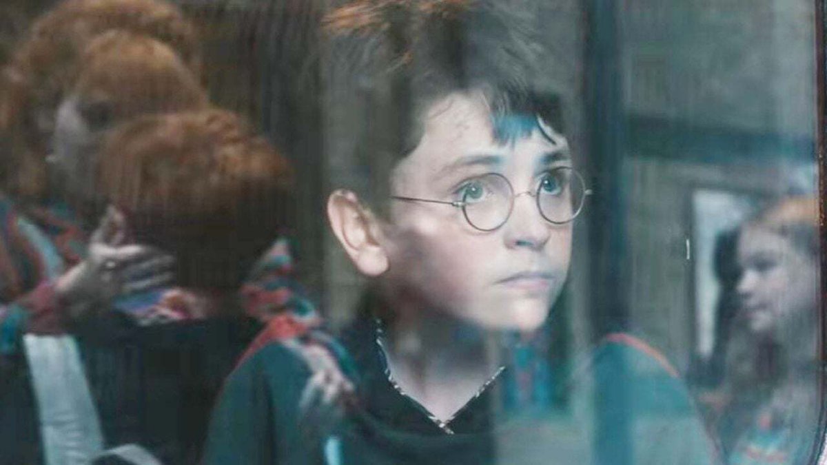 allocine's tweet photo. Harry Potter : une nouvelle bande-annonce de la série vient de tomber... et elle en met plein la vue ! https://t.co/t1FcGLNwC4 https://t.co/8wVUEJETPh
