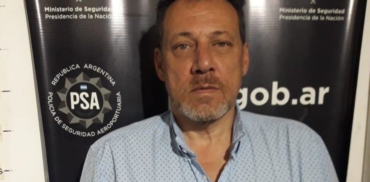 clarincom's tweet photo. DETUVIERON POR CORRUPCIÓN AL FUNCIONARIO QUE FUE MANO DERECHA DE ECHEGARAY EN AFIP

Rafael Resnick Brenner se entregó ante la Justicia luego de que la Corte Suprema dejara firme su condena a cuatro años de prisión por corrupción. El exjefe de la Regional Salta fue condenado por cobrar coimas a cambio de otorgar beneficios impositivos a contribuyentes. Empresarios declararon en el juicio que habían pagado esos sobornos.

La Corte también habilitó un segundo juicio contra Resnick Brenner por presuntamente pedir sobornos a un empresario a cambio de protección frente a sanciones tributarias. El exfuncionario ya tenía una condena de tres años de prisión condicional e inhabilitación perpetua por el caso Ciccone.

(+) en Clarín: https://t.co/RS4l1iCmDS