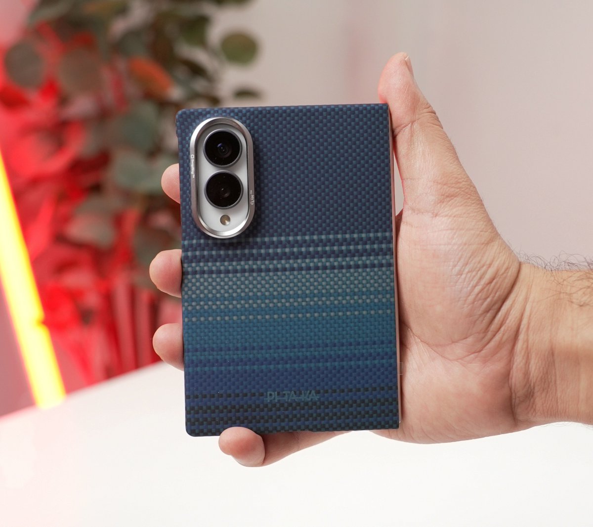 android_fhd's tweet photo. If you’re going to cover up a gorgeous phone, this is the only acceptable way to do it 👀

@PitakaGallery really knows how to make cases that complement a phone instead of ruining its feel. Ultra-thin, zero bulk, and stunning textures 🤌 https://t.co/52syFVK0iW