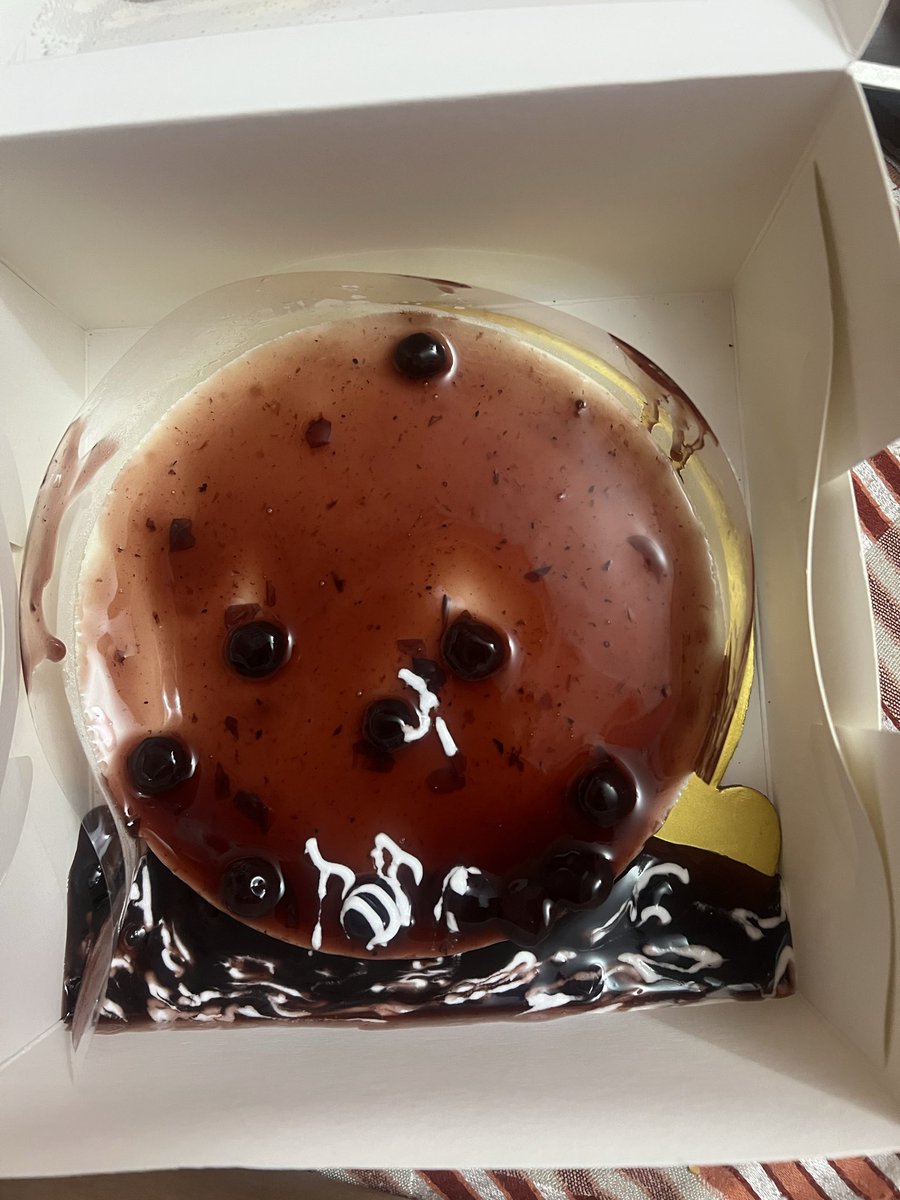 manu986789's tweet photo. Thank you for spoiling my birthday cake @zomatocare @zomato you guys always remind me that you guys are not worth it and again your customer service is shit https://t.co/R68v3LCOiG