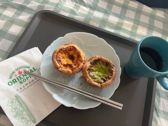 kuchingkp's tweet photo. 今日のおやつは「オリエンタル・コピ（Oriental Kopi / 華陽）」のエッグタルト。自称マレーシア販売No.1 記録
驚異の128層パ��生地
フランス産プレミアムバターを使用
濃厚ぷるぷるたっぷりカスタード
とにかくでかい(マレーシアでこれ重要)
購入は「2個単位（1セット）」がルール。
一度お試しあれ https://t.co/2Gw66QO1gT