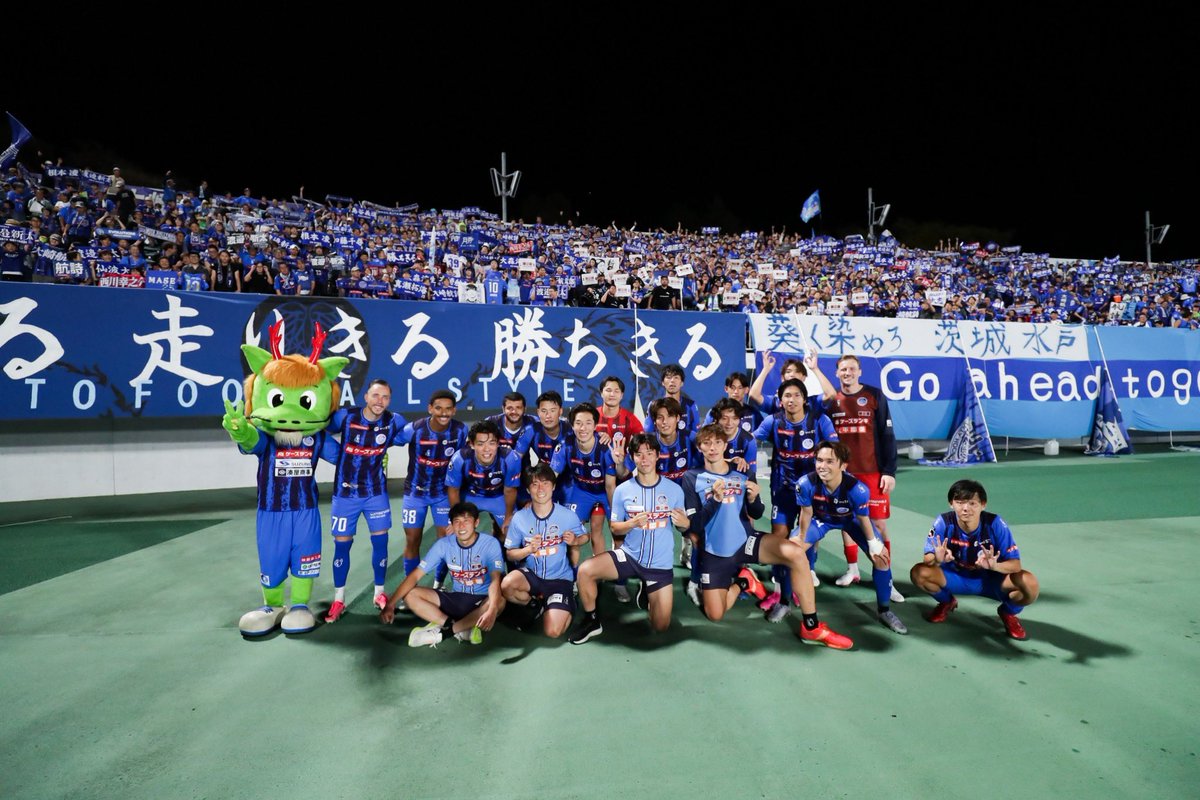 sho_omori7's tweet photo. 水戸ホーリーホックはJ1で鹿島に勝つことを目標の一つにここまで築きあげてきたという映像を試合前に皆で観ました。

皆さんのダービーへの思いが本当に力になりました！！
最高の勝利🐉🔵

連戦はまだ続きます。勝ち続けましょう！

#渡邉新太の銅像建てましょう
@hollyhock_staff 
@hollykun_mito https://t.co/dub7IgP0YO