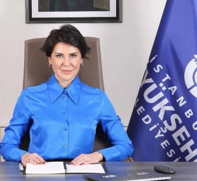 puleragema's tweet photo. #İBBDavası'nda 2.Celse 10.gün

"Şu an evim de yok."

"Bu 18 ay, her an her dakikası çocuklarıma özlemle geçti."

Medya A.Ş Genel Müdürü #FatoşPınarTürker tutukluluk incelemesi öncesi beyanda bulundu. 

Son 2 ay içinde hem sağlıkla uğraşırken hem duruşmalara gidip gelirken bir yandan da 10 yıldır oturduğum evimden oldum.

Evimde kiracıydım, bunları anlatmıştım daha detaylı olarak. 

Ben tutuklu olduğum için, devam eden burada tabii pek çok ev sahibi-kiracı davası vardır, bizim de vardı. 

Hiçbir şekilde istinafta olan, benim lehime devam eden bir duruşmadan aleyhime karar çıkıyor.

Ve babam 86 yaşında, annem 77 yaşında... 

Daha fazla ev sahibinin baskısına dayanamayarak eşyalarımı topluyorlar, bir depoya koyuyorlar. 

Dolayısıyla şu an zannedersem bugün avukatım da adres değişikliği dilekçesi verecek. 

Şu an evim de yok. 

Babamın evinin adresini sayın mahkemenize de sunacağız.

İşlemediğim bir suçtan, hakkımda somut iddia olmayan bir suçtan tutuklu kaldığım bu süreçte kızlarımı, sağlığımı, evimi, paramı kaybettim.

Herkes size sordu; benim tutukluluğumun kime ne faydası var, ben de soruyorum. 

Bu 18 ay, her an her dakikası çocuklarıma özlemle geçti.

Ben tutuklandım, mevsimler değişti. 

Kızlarımın okulu kapandı. Büyük kızım liseden mezun oldu, okulları açıldı, büyük kızım üniversiteye başladı. Okulları kapandı, küçük kızım ortaokuldan mezun oldu. Şimdi tekrar okullar açılıyor.

Büyük kızım üniversite ikinci sınıfa başlayacak, bir kızım da liseye başlıyor.

Ama ben kızlarımın son 1,5 yıldır tüm önemli anlarını kaçırdım, yanlarında olamadım.

Bir insan anne olunca... 

Çocuklarının yüzü, gözü, saçı, kokusu, elleri, ayakları her şeyi aklınızda oluyor. 

İlk tutuklandığımda asla çocuklarımın fotoğraflarının cezaevinde olmasını istemediğim için hiç fotoğraf istemedim. 

Gözlerimi kapattığımda her şeylerini çok net hatırlıyordum.

Şimdi, geçen gün anneme telefonda da söyledim; sanki çocuklarım geride kalıyor, yani biz uzaklaşıyoruz gibi hissediyorum. 

Hatırlamıyorum... 

Kokularını, ellerini de hatırlamıyorum, 
ayaklarını da hatırlamıyorum. 

Halbuki her sabah uyandırıp çoraplarını giydirirdim.

Bir anne olarak bu çok tarif edilemez ve ağır bir duygu."