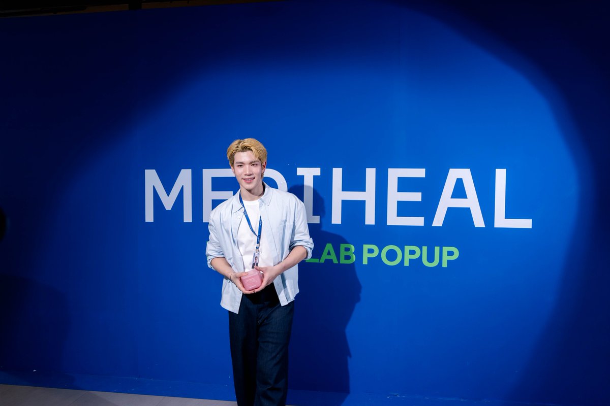 Hello_asian's tweet photo. “โฟร์ท ณัฐวรรธน์” เช็กอิน MEDIHEAL DERMA LAB ป็อปอัปสโตร์สุดปังใจกลางสยาม! เปิดโลก K-Derma Skincare ตอบโจทย์ทุกปัญหาผิว

#MEDIHEALDERMALAB 
#MEDIHEALDERMALABxFOURTH 
#MedihealThailand

เปิดแล็บผิวครั้งแรกของปีใจกลางสยาม! MEDIHEAL จัดเต็ม MEDIHEAL DERMA LAB ป็อปอัปสโตร์สุดพิเศษ ณ Siam Center ชั้น G โซน Atrium 2 ชวนเหล่าคนรักสกินแคร์มาร่วมสัมผัสประสบการณ์ K-Derma Skincare พร้อมค้นหาโซลูชันที่ใช่และเหมาะกับผิวของตัวเอง ผ่านผลิตภัณฑ์และกิจกรรมสุดพิเศษจาก MEDIHEAL ที่ชวนทุกคนมาสัมผัสประสบการณ์การดูแลผิวที่ทั้งง่ายและมีประสิทธิภาพ ไปกับหลากหลายผลิตภัณฑ์ และกิจกรรมที่จัดเต็มภายในงาน
โดยเฉพาะไฮไลต์สำคัญในวันที่ 30 สิงหาคม 2569 เมื่อ “โฟร์ท-ณัฐวรรธน์ จิโรชน์ธิกุล” แบรนด์แอมบาสเดอร์ MEDIHEAL Toner Pad มาร่วมแชร์เคล็ดลับดูแลผิวหน้าให้สุขภาพดีได้ง่าย ๆ ในทุกวัน โดยมี Toner Pad เป็นไอเท็มคู่ใจ พร้อมเสิร์ฟความฟินผ่านโชว์ร้องเพลงและกิจกรรมพิเศษ สร้างโมเมนต์ความสุขท่ามกลางแฟน ๆ ที่มาร่วมงานอย่างเนืองแน่น
ซึ่ง โฟร์ท ได้เผยเคล็ดลับการดูแลผิวหน้าให้สุขภาพดี โดยกล่าวว่า “MEDIHEAL เป็นแบรนด์สกินแคร์อันดับ 1 จากเกาหลี ที่นำงานวิจัยเกี่ยวกับปัญหาผิวที่หลากหลายมาพัฒนาเป็นโซลูชันที่เหมาะกับแต่ละคนครับ ช่วงนี้เทรนด์ K-Derma กำลังได้รับความสนใจ และถ้าพูดถึง K-Derma ก็ต้องนึกถึง MEDIHEAL เลยครับ ตัวผมเองให้ความสำคัญกับการดูแลผิวมากๆ โดยมี Toner Pad เป็นไอเท็มคู่ตัว ใช้เป็นประจำทั้งเช้าและเย็น เพราะช่วยเตรียมผิวได้รวดเร็ว และแผ่นใหญ่ขึ้น แปะบริเวณแก้มได้พอดี ถึงจะมีตารางงานที่ยุ่งแค่ไหน การดูแลผิวก็ต้องทำอย่างต่อเนื่องครับ”
เรียกได้ว่างานครั้งนี้สร้างความประทับใจให้กับเหล่าคนรักสกินแคร์อย่างมาก เพราะเมื่อวันที่ 28 สิงหาคม 2569 หนุ่มหน้าใส “เอส-ศุภ สง่าวรวงศ์” มาร่วมแชร์เคล็ดลับการดูแลผิวให้ชุ่มชื้น พร้อมมอบความสุขให้กับแฟน ๆ ที่มาร่วมงาน ต่อเนื่องในวันที่ 29 สิงหาคม 2569 “เพิร์ธ-ธนพนธ์ สุขุมพันธนาสาร” และ “แซนต้า-พงศภัค อุดมโภชน์” พร้อมด้วยแขกรับเชิญสุดพิเศษ “โดเมียร์ (DOMIIA) หรือ น้องเมี่ยง” แท็กทีมมาสาดความสดใส พร้อมร่วมทำกิจกรรมกับแฟน ๆ ผู้โชคดีอย่างใกล้ชิด
ภายในงาน MEDIHEAL ยังยกทัพผลิตภัณฑ์กลุ่มอื่นมาร่วมสร้างประสบการณ์ภายในป็อปอัปสโตร์ ไม่ว่าจะเป็น กลุ่มผลิตภัณฑ์ Toner Pad, กลุ่มผลิตภัณฑ์ Serum, Labocare Pantenolips, Essential Mask Sheet, Madecassoside Moisture Sun Serum และ Derma Cream Pack Cleanser ให้ผู้ร่วมงานได้ทำความรู้จัก และทดลองผลิตภัณฑ์หลากหลายกลุ่ม ตั้งแต่การดูแลและบำรุงผิว ไปจนถึงการปกป้องผิวจากแสงแดด และการทำความสะอาดผิว พร้อมเติมเต็มความสนุกให้ทุกโมเมนต์ภายใน MEDIHEAL DERMA LAB ด้วยกิจกรรมที่จัดเต็มตลอดงาน ทั้ง Test Lab, Pick & Go, Lucky Draw Gacha, Special Gifts และ Photo Zone โดยได้รับความสนใจอย่างล้นหลาม 
นอกจากกิจกรรมและทัพดาราภายในป็อปอัปสโตร์แล้ว งานนี้ยังมีกิมมิกสร้างสีสันนอกงานกับขบวน Sun Boy troop นำทัพโดย “ฟอร์ด - โปษัณ ไชยวิราช” ที่มาร่วมรับบทเป็น MEDIHEAL SUN BOY เดินสายแจกความสดใสรอบสยาม ตั้งแต่ Siam Center, Siam Square ไปจนถึง Mediheal Pop-Up ที่หากใครเจอปุ๊บ ก็พร้อมพุ่งตรงเข้าไปหยิบ Madecassoside Moisture Sun Serum มาฉีดให้ทันที เพื่อช่วยปกป้องผิวของทุกคนจากรังสี UV ท่ามกลางแดดร้อนแรงของกรุงเทพฯ 
สำหรับ MEDIHEAL Toner Pad หนึ่งในผลิตภัณฑ์ซิกเนเจอร์ของแบรนด์ ยังคงได้รับความนิยมอย่างต่อเนื่องในระดับโลก ด้วยการพัฒนาหลากหลายสูตรเพื่อตอบโจทย์ความต้องการของผิว ที่แตกต่างกัน โดยครองอันดับ 1 ในหมวด Toner Pad ที่ Olive Young ติดต่อกันเป็นปีที่ 2 ขณะที่ MEDIHEAL ครองอันดับ 1 ด้านยอดขายรวมติดต่อกัน 2 ปี สะท้อนกระแสตอบรับในตลาด K-Derma Skincare โดยภายในงาน เปิดโอกาสให้ผู้เข้าร่วมได้ทดลองและเลือกสูตรที่เหมาะกับสภาพผิวของตัวเอง สอดรับกับแนวคิด OUR SOLUTION FOR ALL พร้อมเดินหน้าขยายช่องทางการเข้าถึงผู้บริโภคในไทย ทั้งหน้าร้านและช่องทางออนไลน์ เพื่อให้ทุกคนดูแลผิวให้เฟรชได้ง่าย และเหมาะกับตัวเอง
ติดตามรายละเอียดเพิ่มเติมและทุกความเคลื่อนไหวของ MEDIHEAL ได้ทุกช่องทางโซเชียล 
Tiktok: @mediheal_th และ @mediheal_th_officialshop
Instagram: @mediheal.th.official 
X: @mediheal_TH