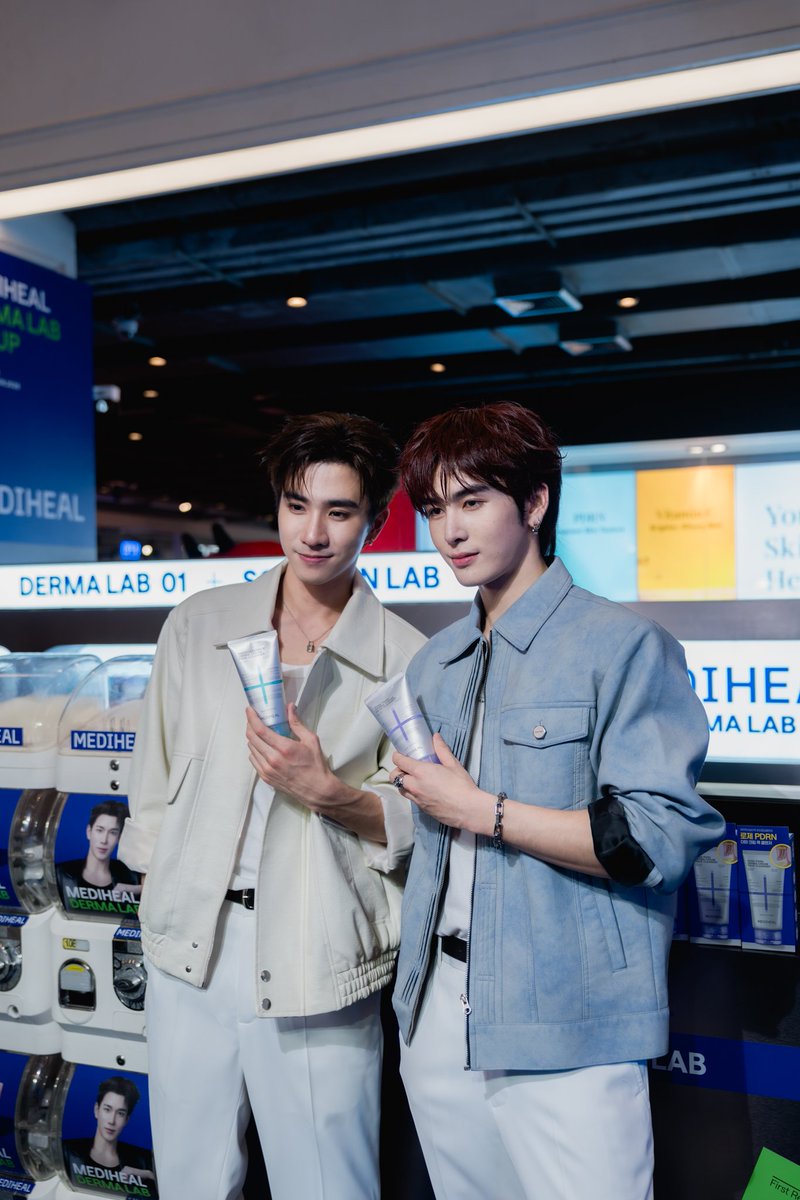 Hello_asian's tweet photo. “โฟร์ท ณัฐวรรธน์” เช็กอิน MEDIHEAL DERMA LAB ป็อปอัปสโตร์สุดปังใจกลางสยาม! เปิดโลก K-Derma Skincare ตอบโจทย์ทุกปัญหาผิว

#MEDIHEALDERMALAB 
#MEDIHEALDERMALABxFOURTH 
#MedihealThailand

เปิดแล็บผิวครั้งแรกของปีใจกลางสยาม! MEDIHEAL จัดเต็ม MEDIHEAL DERMA LAB ป็อปอัปสโตร์สุดพิเศษ ณ Siam Center ชั้น G โซน Atrium 2 ชวนเหล่าคนรักสกินแคร์มาร่วมสัมผัสประสบการณ์ K-Derma Skincare พร้อมค้นหาโซลูชันที่ใช่และเหมาะกับผิวของตัวเอง ผ่านผลิตภัณฑ์และกิจกรรมสุดพิเศษจาก MEDIHEAL ที่ชวนทุกคนมาสัมผัสประสบการณ์การดูแลผิวที่ทั้งง่ายและมีประสิทธิภาพ ไปกับหลากหลายผลิตภัณฑ์ และกิจกรรมที่จัดเต็มภายในงาน
โดยเฉพาะไฮไลต์สำคัญในวันที่ 30 สิงหาคม 2569 เมื่อ “โฟร์ท-ณัฐวรรธน์ จิโรชน์ธิกุล” แบรนด์แอมบาสเดอร์ MEDIHEAL Toner Pad มาร่วมแชร์เคล็ดลับดูแลผิวหน้าให้สุขภาพดีได้ง่าย ๆ ในทุกวัน โดยมี Toner Pad เป็นไอเท็มคู่ใจ พร้อมเสิร์ฟความฟินผ่านโชว์ร้องเพลงและกิจกรรมพิเศษ สร้างโมเมนต์ความสุขท่ามกลางแฟน ๆ ที่มาร่วมงานอย่างเนืองแน่น
ซึ่ง โฟร์ท ได้เผยเคล็ดลับการดูแลผิวหน้าให้สุขภาพดี โดยกล่าวว่า “MEDIHEAL เป็นแบรนด์สกินแคร์อันดับ 1 จากเกาหลี ที่นำงานวิจัยเกี่ยวกับปัญหาผิวที่หลากหลายมาพัฒนาเป็นโซลูชันที่เหมาะกับแต่ละคนครับ ช่วงนี้เทรนด์ K-Derma กำลังได้รับความสนใจ และถ้าพูดถึง K-Derma ก็ต้องนึกถึง MEDIHEAL เลยครับ ตัวผมเองให้ความสำคัญกับการดูแลผิวมากๆ โดยมี Toner Pad เป็นไอเท็มคู่ตัว ใช้เป็นประจำทั้งเช้าและเย็น เพราะช่วยเตรียมผิวได้รวดเร็ว และแผ่นใหญ่ขึ้น แปะบริเวณแก้มได้พอดี ถึงจะมีตารางงานที่ยุ่งแค่ไหน การดูแลผิวก็ต้องทำอย่างต่อเนื่องครับ”
เรียกได้ว่างานครั้งนี้สร้างความประทับใจให้กับเหล่าคนรักสกินแคร์อย่างมาก เพราะเมื่อวันที่ 28 สิงหาคม 2569 หนุ่มหน้าใส “เอส-ศุภ สง่าวรวงศ์” มาร่วมแชร์เคล็ดลับการดูแลผิวให้ชุ่มชื้น พร้อมมอบความสุขให้กับแฟน ๆ ที่มาร่วมงาน ต่อเนื่องในวันที่ 29 สิงหาคม 2569 “เพิร์ธ-ธนพนธ์ สุขุมพันธนาสาร” และ “แซนต้า-พงศภัค อุดมโภชน์” พร้อมด้วยแขกรับเชิญสุดพิเศษ “โดเมียร์ (DOMIIA) หรือ น้องเมี่ยง” แท็กทีมมาสาดความสดใส พร้อมร่วมทำกิจกรรมกับแฟน ๆ ผู้โชคดีอย่างใกล้ชิด
ภายในงาน MEDIHEAL ยังยกทัพผลิตภัณฑ์กลุ่มอื่นมาร่วมสร้างประสบการณ์ภายในป็อปอัปสโตร์ ไม่ว่าจะเป็น กลุ่มผลิตภัณฑ์ Toner Pad, กลุ่มผลิตภัณฑ์ Serum, Labocare Pantenolips, Essential Mask Sheet, Madecassoside Moisture Sun Serum และ Derma Cream Pack Cleanser ให้ผู้ร่วมงานได้ทำความรู้จัก และทดลองผลิตภัณฑ์หลากหลายกลุ่ม ตั้งแต่การดูแลและบำรุงผิว ไปจนถึงการปกป้องผิวจากแสงแดด และการทำความสะอาดผิว พร้อมเติมเต็มความสนุกให้ทุกโมเมนต์ภายใน MEDIHEAL DERMA LAB ด้วยกิจกรรมที่จัดเต็มตลอดงาน ทั้ง Test Lab, Pick & Go, Lucky Draw Gacha, Special Gifts และ Photo Zone โดยได้รับความสนใจอย่างล้นหลาม 
นอกจากกิจกรรมและทัพดาราภายในป็อปอัปสโตร์แล้ว งานนี้ยังมีกิมมิกสร้างสีสันนอกงานกับขบวน Sun Boy troop นำทัพโดย “ฟอร์ด - โปษัณ ไชยวิราช” ที่มาร่วมรับบทเป็น MEDIHEAL SUN BOY เดินสายแจกความสดใสรอบสยาม ตั้งแต่ Siam Center, Siam Square ไปจนถึง Mediheal Pop-Up ที่หากใครเจอปุ๊บ ก็พร้อมพุ่งตรงเข้าไปหยิบ Madecassoside Moisture Sun Serum มาฉีดให้ทันที เพื่อช่วยปกป้องผิวของทุกคนจากรังสี UV ท่ามกลางแดดร้อนแรงของกรุงเทพฯ 
สำหรับ MEDIHEAL Toner Pad หนึ่งในผลิตภัณฑ์ซิกเนเจอร์ของแบรนด์ ยังคงได้รับความนิยมอย่างต่อเนื่องในระดับโลก ด้วยการพัฒนาหลากหลายสูตรเพื่อตอบโจทย์ความต้องการของผิว ที่แตกต่างกัน โดยครองอันดับ 1 ในหมวด Toner Pad ที่ Olive Young ติดต่อกันเป็นปีที่ 2 ขณะที่ MEDIHEAL ครองอันดับ 1 ด้านยอดขายรวมติดต่อกัน 2 ปี สะท้อนกระแสตอบรับในตลาด K-Derma Skincare โดยภายในงาน เปิดโอกาสให้ผู้เข้าร่วมได้ทดลองและเลือกสูตรที่เหมาะกับสภาพผิวของตัวเอง สอดรับกับแนวคิด OUR SOLUTION FOR ALL พร้อมเดินหน้าขยายช่องทางการเข้าถึงผู้บริโภคในไทย ทั้งหน้าร้านและช่องทางออนไลน์ เพื่อให้ทุกคนดูแลผิวให้เฟรชได้ง่าย และเหมาะกับตัวเอง
ติดตามรายละเอียดเพิ่มเติมและทุกความเคลื่อนไหวของ MEDIHEAL ได้ทุกช่องทางโซเชียล 
Tiktok: @mediheal_th และ @mediheal_th_officialshop
Instagram: @mediheal.th.official 
X: @mediheal_TH