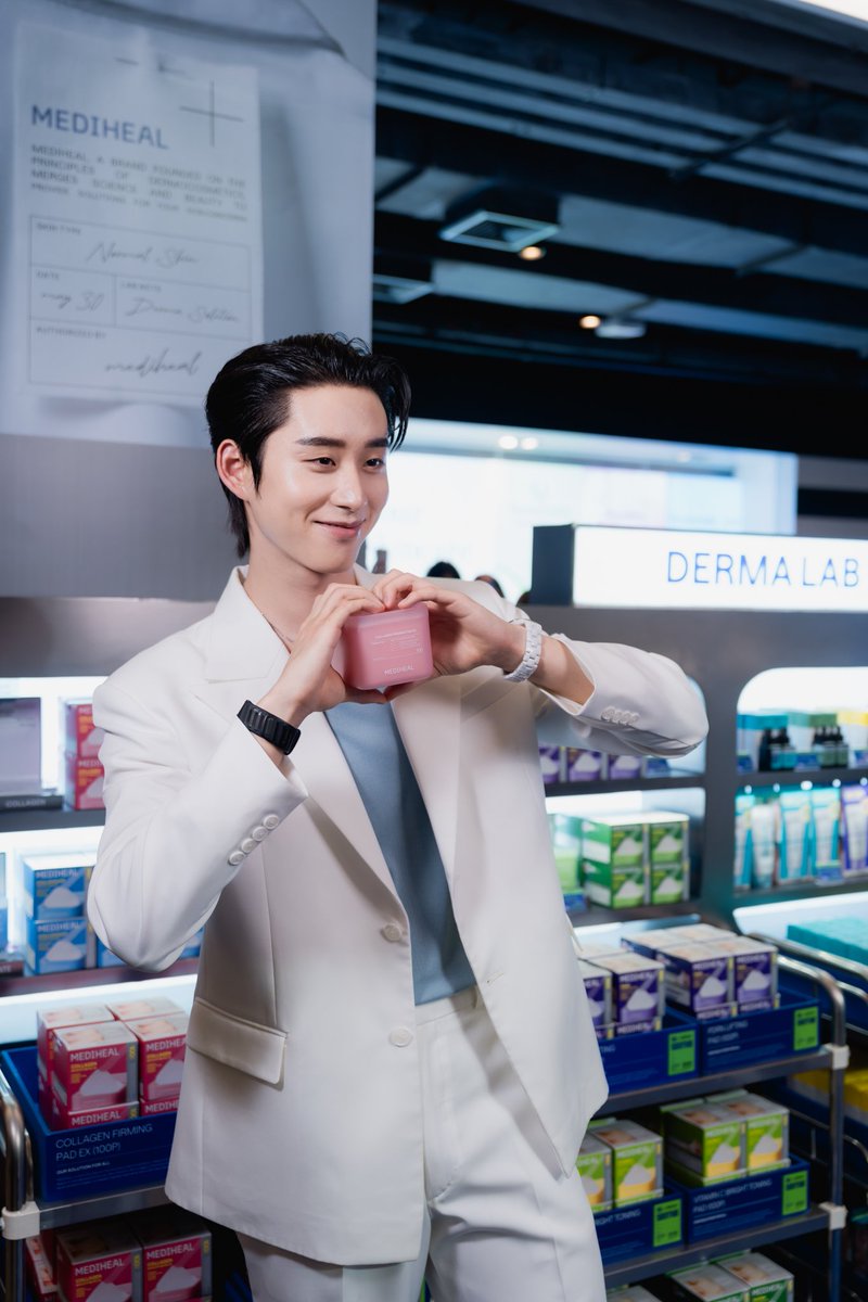 Hello_asian's tweet photo. “โฟร์ท ณัฐวรรธน์” เช็กอิน MEDIHEAL DERMA LAB ป็อปอัปสโตร์สุดปังใจกลางสยาม! เปิดโลก K-Derma Skincare ตอบโจทย์ทุกปัญหาผิว

#MEDIHEALDERMALAB 
#MEDIHEALDERMALABxFOURTH 
#MedihealThailand

เปิดแล็บผิวครั้งแรกของปีใจกลางสยาม! MEDIHEAL จัดเต็ม MEDIHEAL DERMA LAB ป็อปอัปสโตร์สุดพิเศษ ณ Siam Center ชั้น G โซน Atrium 2 ชวนเหล่าคนรักสกินแคร์มาร่วมสัมผัสประสบการณ์ K-Derma Skincare พร้อมค้นหาโซลูชันที่ใช่และเหมาะกับผิวของตัวเอง ผ่านผลิตภัณฑ์และกิจกรรมสุดพิเศษจาก MEDIHEAL ที่ชวนทุกคนมาสัมผัสประสบการณ์การดูแลผิวที่ทั้งง่ายและมีประสิทธิภาพ ไปกับหลากหลายผลิตภัณฑ์ และกิจกรรมที่จัดเต็มภายในงาน
โดยเฉพาะไฮไลต์สำคัญในวันที่ 30 สิงหาคม 2569 เมื่อ “โฟร์ท-ณัฐวรรธน์ จิโรชน์ธิกุล” แบรนด์แอมบาสเดอร์ MEDIHEAL Toner Pad มาร่วมแชร์เคล็ดลับดูแลผิวหน้าให้สุขภาพดีได้ง่าย ๆ ในทุกวัน โดยมี Toner Pad เป็นไอเท็มคู่ใจ พร้อมเสิร์ฟความฟินผ่านโชว์ร้องเพลงและกิจกรรมพิเศษ สร้างโมเมนต์ความสุขท่ามกลางแฟน ๆ ที่มาร่วมงานอย่างเนืองแน่น
ซึ่ง โฟร์ท ได้เผยเคล็ดลับการดูแลผิวหน้าให้สุขภาพดี โดยกล่าวว่า “MEDIHEAL เป็นแบรนด์สกินแคร์อันดับ 1 จากเกาหลี ที่นำงานวิจัยเกี่ยวกับปัญหาผิวที่หลากหลายมาพัฒนาเป็นโซลูชันที่เหมาะกับแต่ละคนครับ ช่วงนี้เทรนด์ K-Derma กำลังได้รับความสนใจ และถ้าพูดถึง K-Derma ก็ต้องนึกถึง MEDIHEAL เลยครับ ตัวผมเองให้ความสำคัญกับการดูแลผิวมากๆ โดยมี Toner Pad เป็นไอเท็มคู่ตัว ใช้เป็นประจำทั้งเช้าและเย็น เพราะช่วยเตรียมผิวได้รวดเร็ว และแผ่นใหญ่ขึ้น แปะบริเวณแก้มได้พอดี ถึงจะมีตารางงานที่ยุ่งแค่ไหน การดูแลผิวก็ต้องทำอย่างต่อเนื่องครับ”
เรียกได้ว่างานครั้งนี้สร้างความประทับใจให้กับเหล่าคนรักสกินแคร์อย่างมาก เพราะเมื่อวันที่ 28 สิงหาคม 2569 หนุ่มหน้าใส “เอส-ศุภ สง่าวรวงศ์” มาร่วมแชร์เคล็ดลับการดูแลผิวให้ชุ่มชื้น พร้อมมอบความสุขให้กับแฟน ๆ ที่มาร่วมงาน ต่อเนื่องในวันที่ 29 สิงหาคม 2569 “เพิร์ธ-ธนพนธ์ สุขุมพันธนาสาร” และ “แซนต้า-พงศภัค อุดมโภชน์” พร้อมด้วยแขกรับเชิญสุดพิเศษ “โดเมียร์ (DOMIIA) หรือ น้องเมี่ยง” แท็กทีมมาสาดความสดใส พร้อมร่วมทำกิจกรรมกับแฟน ๆ ผู้โชคดีอย่างใกล้ชิด
ภายในงาน MEDIHEAL ยังยกทัพผลิตภัณฑ์กลุ่มอื่นมาร่วมสร้างประสบการณ์ภายในป็อปอัปสโตร์ ไม่ว่าจะเป็น กลุ่มผลิตภัณฑ์ Toner Pad, กลุ่มผลิตภัณฑ์ Serum, Labocare Pantenolips, Essential Mask Sheet, Madecassoside Moisture Sun Serum และ Derma Cream Pack Cleanser ให้ผู้ร่วมงานได้ทำความรู้จัก และทดลองผลิตภัณฑ์หลากหลายกลุ่ม ตั้งแต่การดูแลและบำรุงผิว ไปจนถึงการปกป้องผิวจากแสงแดด และการทำความสะอาดผิว พร้อมเติมเต็มความสนุกให้ทุกโมเมนต์ภายใน MEDIHEAL DERMA LAB ด้วยกิจกรรมที่จัดเต็มตลอดงาน ทั้ง Test Lab, Pick & Go, Lucky Draw Gacha, Special Gifts และ Photo Zone โดยได้รับความสนใจอย่างล้นหลาม 
นอกจากกิจกรรมและทัพดาราภายในป็อปอัปสโตร์แล้ว งานนี้ยังมีกิมมิกสร้างสีสันนอกงานกับขบวน Sun Boy troop นำทัพโดย “ฟอร์ด - โปษัณ ไชยวิราช” ที่มาร่วมรับบทเป็น MEDIHEAL SUN BOY เดินสายแจกความสดใสรอบสยาม ตั้งแต่ Siam Center, Siam Square ไปจนถึง Mediheal Pop-Up ที่หากใครเจอปุ๊บ ก็พร้อมพุ่งตรงเข้าไปหยิบ Madecassoside Moisture Sun Serum มาฉีดให้ทันที เพื่อช่วยปกป้องผิวของทุกคนจากรังสี UV ท่ามกลางแดดร้อนแรงของกรุงเทพฯ 
สำหรับ MEDIHEAL Toner Pad หนึ่งในผลิตภัณฑ์ซิกเนเจอร์ของแบรนด์ ยังคงได้รับความนิยมอย่างต่อเนื่องในระดับโลก ด้วยการพัฒนาหลากหลายสูตรเพื่อตอบโจทย์ความต้องการของผิว ที่แตกต่างกัน โดยครองอันดับ 1 ในหมวด Toner Pad ที่ Olive Young ติดต่อกันเป็นปีที่ 2 ขณะที่ MEDIHEAL ครองอันดับ 1 ด้านยอดขายรวมติดต่อกัน 2 ปี สะท้อนกระแสตอบรับในตลาด K-Derma Skincare โดยภายในงาน เปิดโอกาสให้ผู้เข้าร่วมได้ทดลองและเลือกสูตรที่เหมาะกับสภาพผิวของตัวเอง สอดรับกับแนวคิด OUR SOLUTION FOR ALL พร้อมเดินหน้าขยายช่องทางการเข้าถึงผู้บริโภคในไทย ทั้งหน้าร้านและช่องทางออนไลน์ เพื่อให้ทุกคนดูแลผิวให้เฟรชได้ง่าย และเหมาะกับตัวเอง
ติดตามรายละเอียดเพิ่มเติมและทุกความเคลื่อนไหวของ MEDIHEAL ได้ทุกช่องทางโซเชียล 
Tiktok: @mediheal_th และ @mediheal_th_officialshop
Instagram: @mediheal.th.official 
X: @mediheal_TH