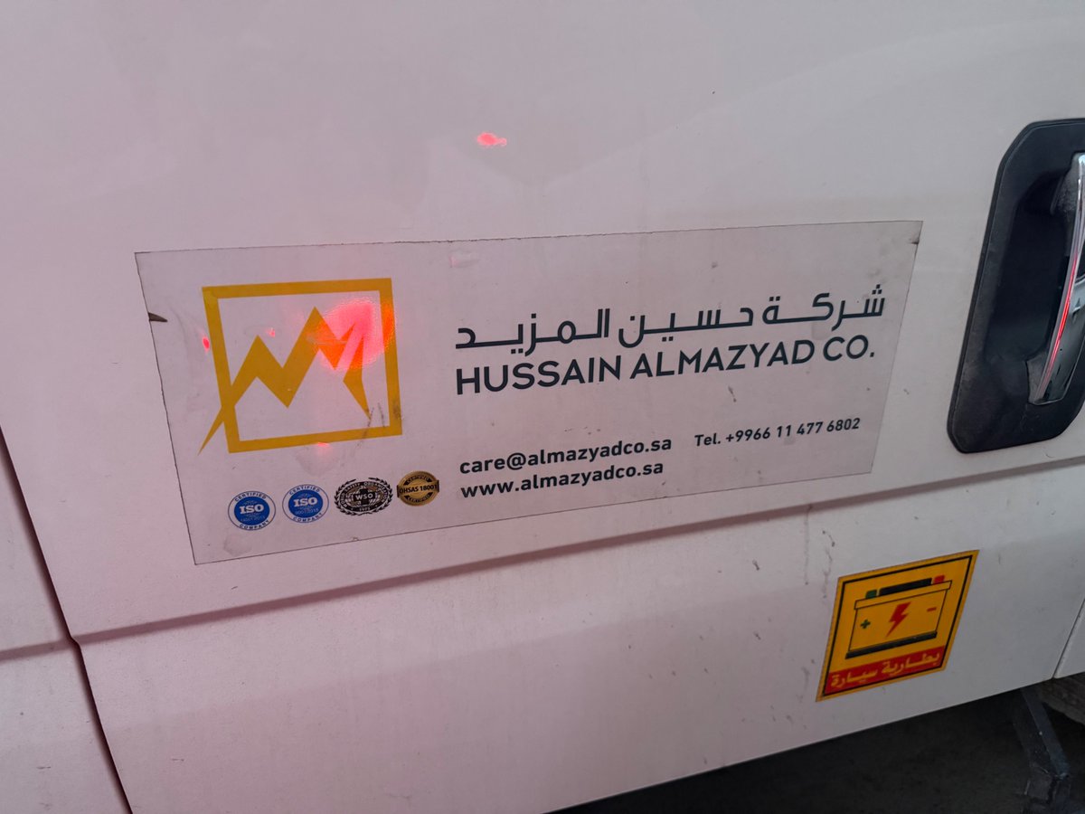 hamzaa90's tweet photo. اليوم كانت بتصير مصيبة بسبب استهتار شركة  الكهرباء @SaudiEnergyCare و الهيئة السعودية لتنظيم الكهرباء @SERA_Gov 

بعد ١٠٠ شكوى وبلاغ عن انقطاعات الكهرباء المتكررة مددوا سلك من البوكسيه الي عند البيت الى بوكسيه ثانيه كحل مؤقت لان البوكسيه الاولى ماتتحمل وحاطين الكيبل على الارض بكل استهتار لمدة ١٢ يوم

و اليوم كان بيصير حريق بالكيبل الممدود على الارض مثل ماهو موضح بالفيديو 

تتوقعون حلوا المشكلة ؟ لا راحوا مددوا سلك ثاني بنفس الطريقه ههههه

اقسم بالله تعبت منهم شركة الكهرباء عبارة عن سباكين مايخافون الله ومستهترين بالارواح حسبي الله عليكم ونعم الوكيل ، نكلمهم عن خطر الكيبل يقولون مالنا شغل 

الكيبل محترق ويشب نار مستوعبين المصيبه اللي كانت بتصير ؟ ومستوعبين انهم الان يعيدون نفس المشكلة !