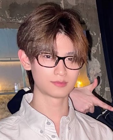 babiipofo's tweet photo. โทมัสขี้โกงมากอะ ทำไมฮีใส่แว่นทรงนี้แล้วรอดวะ ฮืออ แล้วฮีใส่ออกมาน่ารักมากงะ มัสมัสมาก ㅜㅜ https://t.co/wuvqiIFPOv