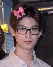 babiipofo's tweet photo. โทมัสขี้โกงมากอะ ทำไมฮีใส่แว่นทรงนี้แล้วรอดวะ ฮืออ แล้วฮีใส่ออกมาน่ารักมากงะ มัสมัสมาก ㅜㅜ https://t.co/wuvqiIFPOv