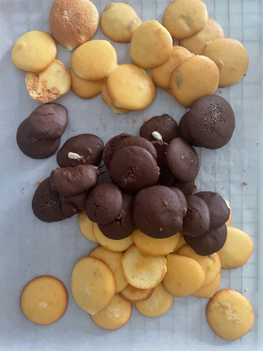 avi_r007's tweet photo. Just borrowed extra eggs from my neighbor next door, and left a homemade batch of chocolate chip cookies on their porch later. Small kindnesses make the whole neighborhood feel like family!， https://t.co/Fs6ASgxPNb
