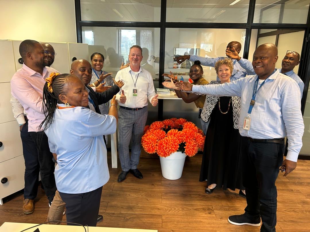 NLenRDC's tweet photo. Un nouveau Directeur des opérations #NL en #Rdc M. Jef Haenen arrivé hier à #Kinshasa. Il arrive pour la 3ème fois à Kin après le Kazakhstan. Il est enthousiaste de travailler avec les collègues, aussi découvrir la culture congolaise. @DutchMFA @RDC_Minafet @Presidence_RDC https://t.co/SJE9cQI8gb