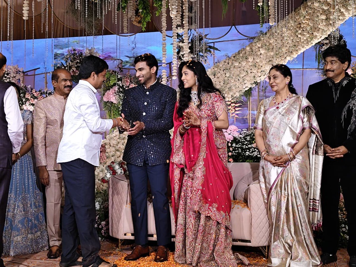 KolluROfficial's tweet photo. కంకిపాడు అయాన్ కళ్యాణ మండపంలో జరిగిన ప్రముఖ వైద్యులు డా.M.J.నాయుడు గారి కుమారుడు డా.వంశీ కృష్ణ - సాధన దేవి వివాహ రిసెప్షన్ వేడుకలో పాల్గొని నూతన వధూవరులకు శుభాకాంక్షలు తెలియజేయడమైనది.
#KolluRavindra #Vijayawada #MinegeologyDepartment #Excise #Machilipatnam https://t.co/7foKYsVehC