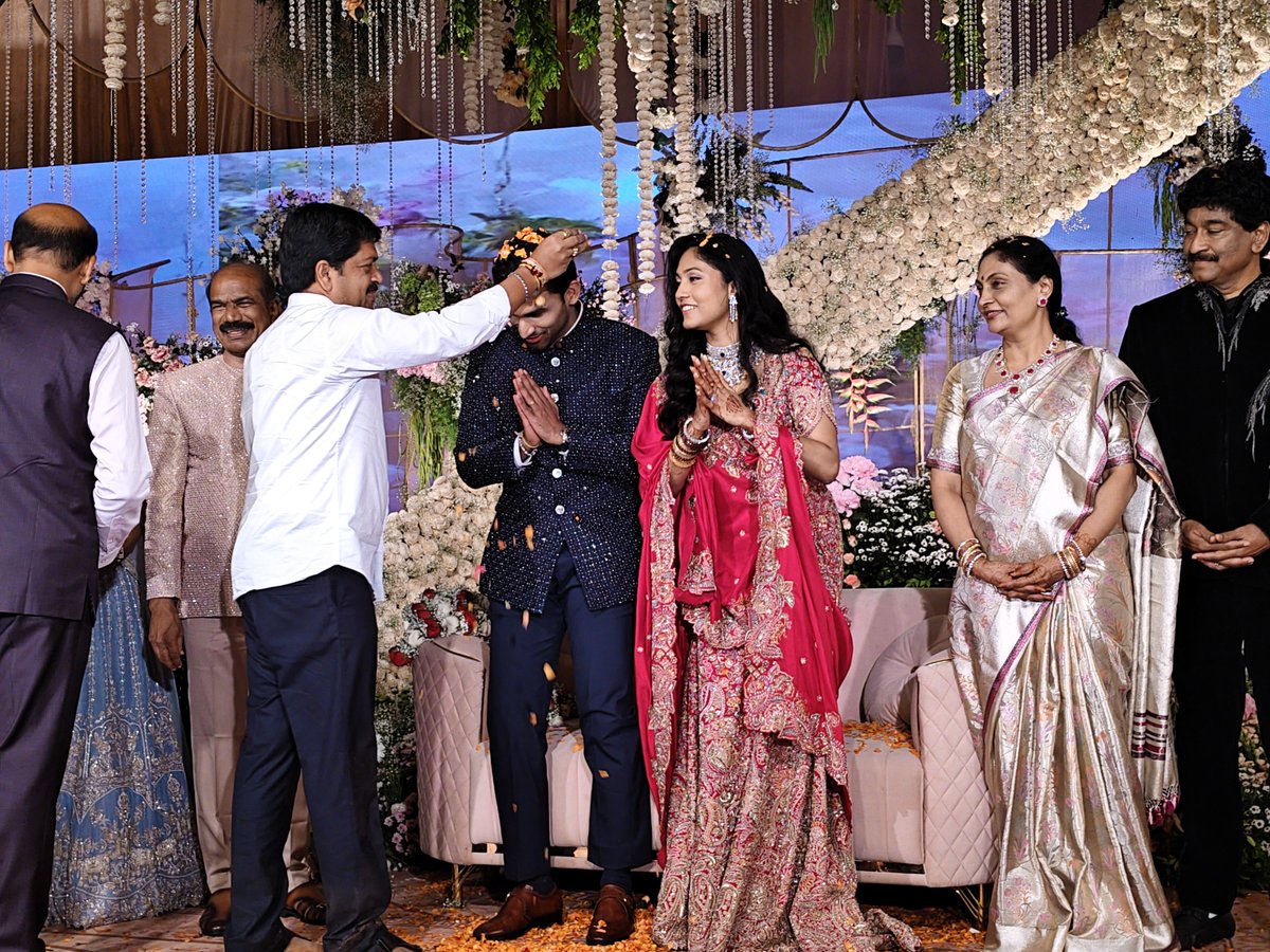 KolluROfficial's tweet photo. కంకిపాడు అయాన్ కళ్యాణ మండపంలో జరిగిన ప్రముఖ వైద్యులు డా.M.J.నాయుడు గారి కుమారుడు డా.వంశీ కృష్ణ - సాధన దేవి వివాహ రిసెప్షన్ వేడుకలో పాల్గొని నూతన వధూవరులకు శుభాకాంక్షలు తెలియజేయడమైనది.
#KolluRavindra #Vijayawada #MinegeologyDepartment #Excise #Machilipatnam https://t.co/7foKYsVehC