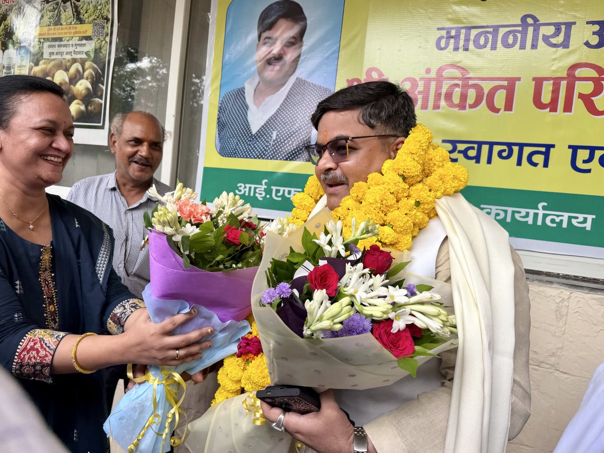 AnkitParihar9's tweet photo. IFFDC Ltd. के उपाध्यक्ष पद पर निर्वाचित होने के पश्चात आज प्रथम बार उत्तर प्रदेश राज्य कार्यालय लखनऊ पहुँचने पर संस्था के राज्य प्रभारी श्री आर. के. द्विवेदी जी, मुख्यालय दिल्ली से पधारे वरिष्ठ अधिकारी गण श्री सुकांत शर्मा जी, श्री बी. आर. यादव जी के साथ सभी वरिष्ठ अधिकारी गण, कर्मचारी गण द्वारा दिए गए भव्य स्वागत एवं आत्मीयता से पूर्ण सम्मान के प्रति हृदयपूर्ण आभार