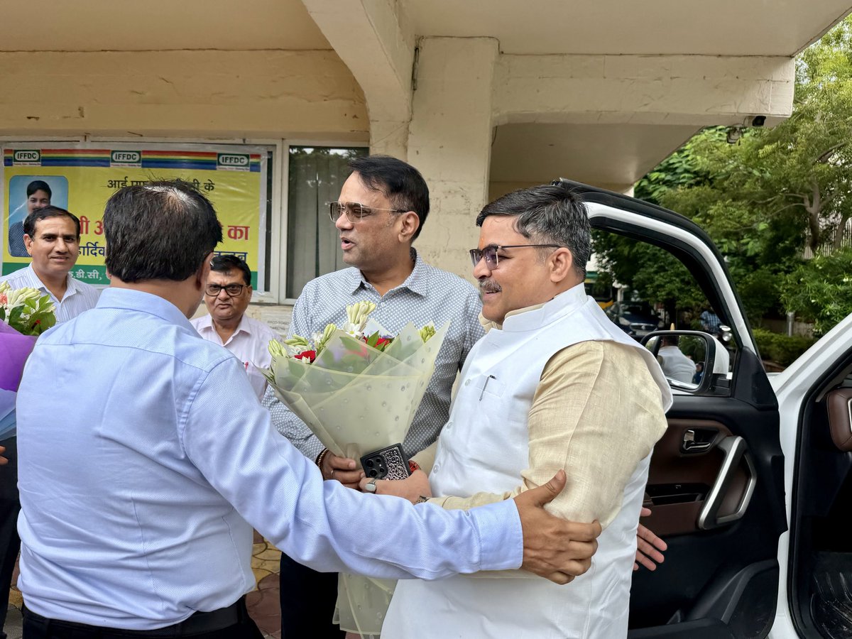 AnkitParihar9's tweet photo. IFFDC Ltd. के उपाध्यक्ष पद पर निर्वाचित होने के पश्चात आज प्रथम बार उत्तर प्रदेश राज्य कार्यालय लखनऊ पहुँचने पर संस्था के राज्य प्रभारी श्री आर. के. द्विवेदी जी, मुख्यालय दिल्ली से पधारे वरिष्ठ अधिकारी गण श्री सुकांत शर्मा जी, श्री बी. आर. यादव जी के साथ सभी वरिष्ठ अधिकारी गण, कर्मचारी गण द्वारा दिए गए भव्य स्वागत एवं आत्मीयता से पूर्ण सम्मान के प्रति हृदयपूर्ण आभार