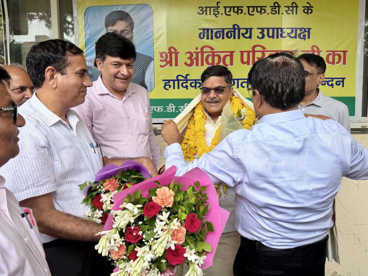 AnkitParihar9's tweet photo. IFFDC Ltd. के उपाध्यक्ष पद पर निर्वाचित होने के पश्चात आज प्रथम बार उत्तर प्रदेश राज्य कार्यालय लखनऊ पहुँचने पर संस्था के राज्य प्रभारी श्री आर. के. द्विवेदी जी, मुख्यालय दिल्ली से पधारे वरिष्ठ अधिकारी गण श्री सुकांत शर्मा जी, श्री बी. आर. यादव जी के साथ सभी वरिष्ठ अधिकारी गण, कर्मचारी गण द्वारा दिए गए भव्य स्वागत एवं आत्मीयता से पूर्ण सम्मान के प्रति हृदयपूर्ण आभार