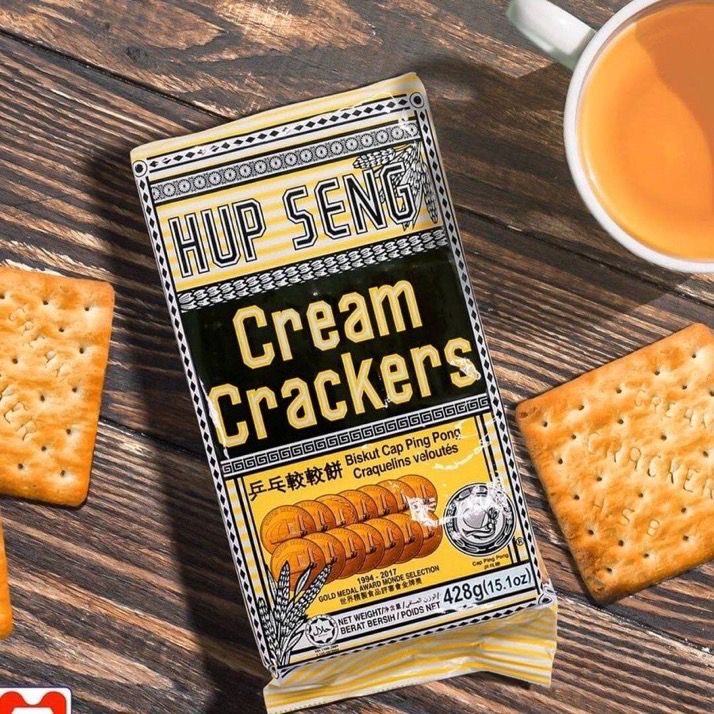 kuchingkp's tweet photo. マレーシアの定番Hup Seng のCream Crackerって名前からクリーム入ってるかな？って思ったら入っていない意表をつくお菓子。なぜ「クリーム」と呼ばれるのか？これ「クリーミング」という小麦粉に植物油や酵母などを混ぜ���わせる際、生地をまろやか（クリーミー）にする工程を意味するそうです。 https://t.co/SJGuZCqw6I