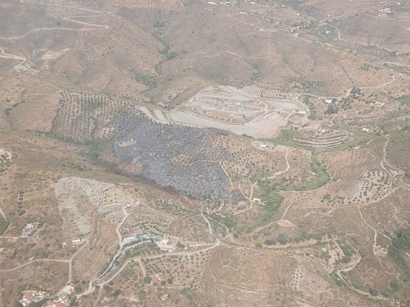 Plan_INFOCA's tweet photo. 🔴 #IFVélezDeBanaudalla (Granada), paraje Carretera de Gorgoracha, ACTIVO.

ACTUALIZACIÓN DE MEDIOS:
🧑‍🚒 5 grupos de bomberos forestales, 2 Bricas, 3 técnicos de operaciones, 1 agente medioambiental (57)
🚒 1 autobomba
🚁 3 semipesados
🛩️ 2 de carga en tierra
🚑 Unidad Médica https://t.co/mKFFbSPOCL