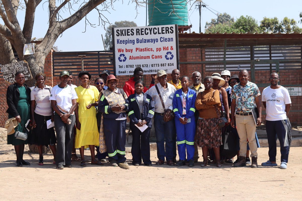 mafakela_hetf's tweet photo. Today, #MHETF,hosted EMA, Killarney residents &amp; Old Nick Mine staff for a learning visit to our Waste Collection Centres 
A great opportunity to share experiences &amp; promote community-led waste management and recycling.
#AsibuyeliEmuva https://t.co/XYP2fMWCoR