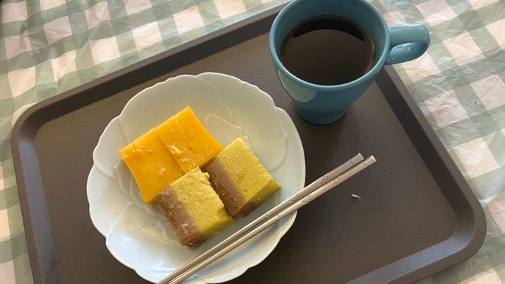 kuchingkp's tweet photo. 好評Kuih（クエ）の5回目。
茶黄色も黄色のも同じ「クエ・タラム（Kuih Talam）」。タラムはトレイや型を意味します。ココナッツミルクのトレイ型に入れて切り分けます。大抵2層です。
黄色は「クエ・タラム・ジャグン（Kuih Talam Jagung）」。ジャグンは使用しているとうもろこしを意味します。 https://t.co/PbOt6dFgkv