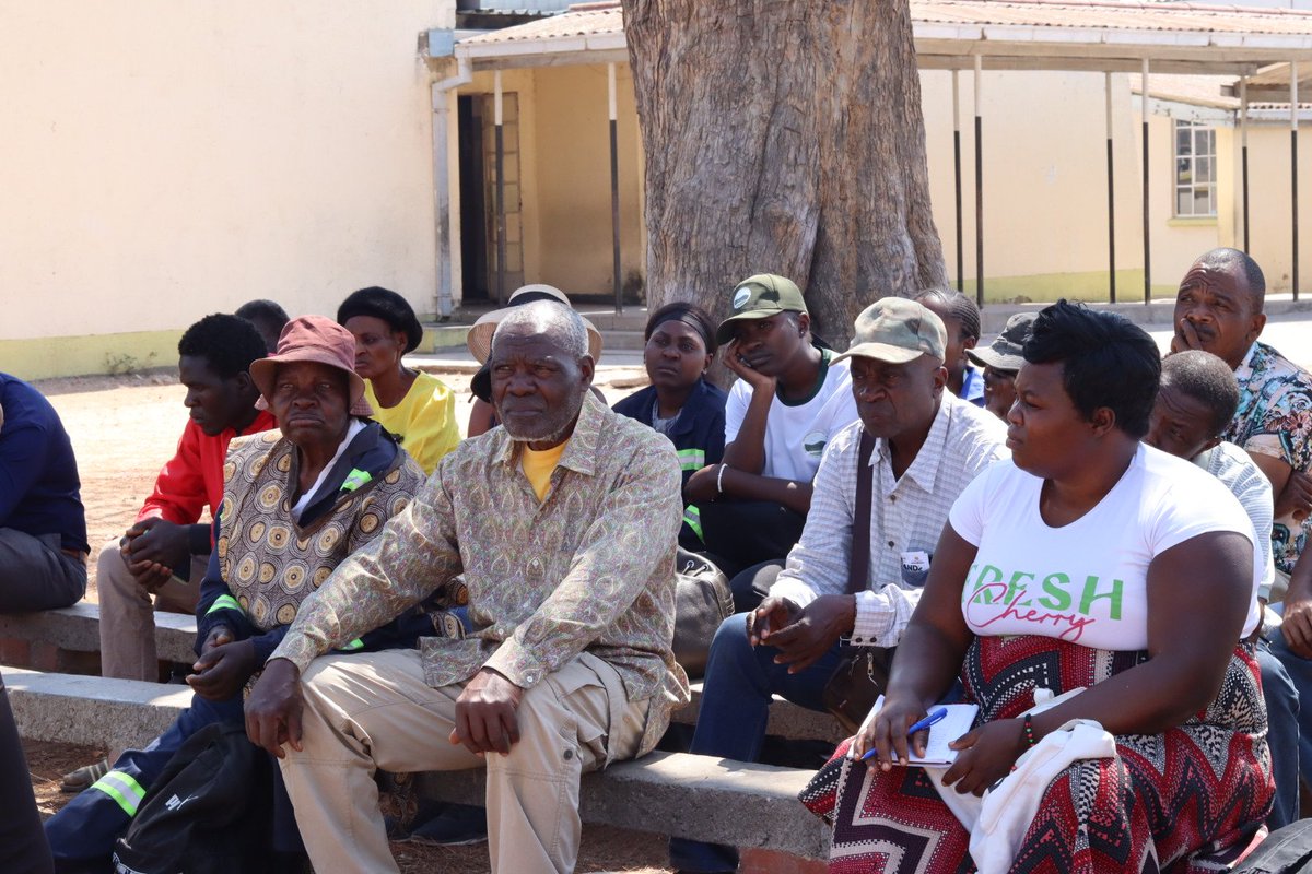 mafakela_hetf's tweet photo. Today, #MHETF,hosted EMA, Killarney residents &amp; Old Nick Mine staff for a learning visit to our Waste Collection Centres 
A great opportunity to share experiences &amp; promote community-led waste management and recycling.
#AsibuyeliEmuva https://t.co/XYP2fMWCoR