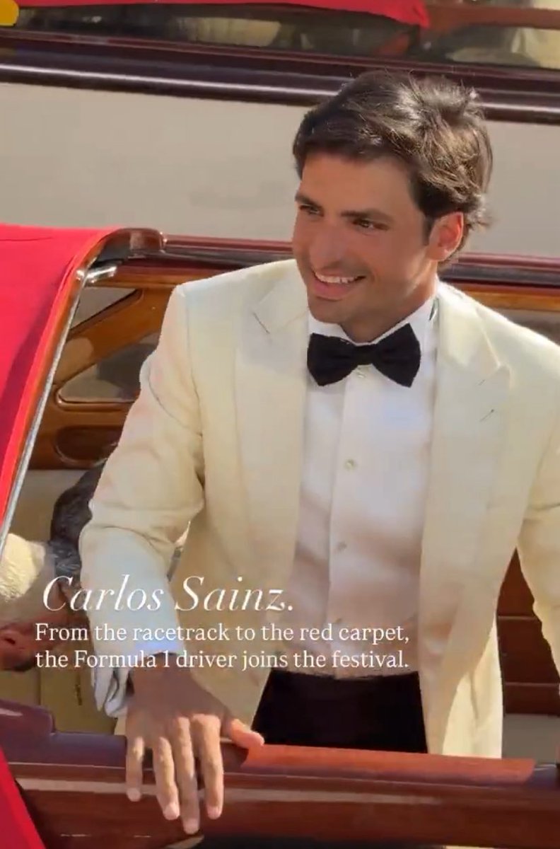 c4rlossa1nz55's tweet photo. DEAR GODDDDD THE CREAM/WHITE TUXEDO IS GOOD ON HIM HE LOOKS UNREAL I NEED HQ PICTURES IMMEDIATELY 😩😩 https://t.co/Y3672yCdit