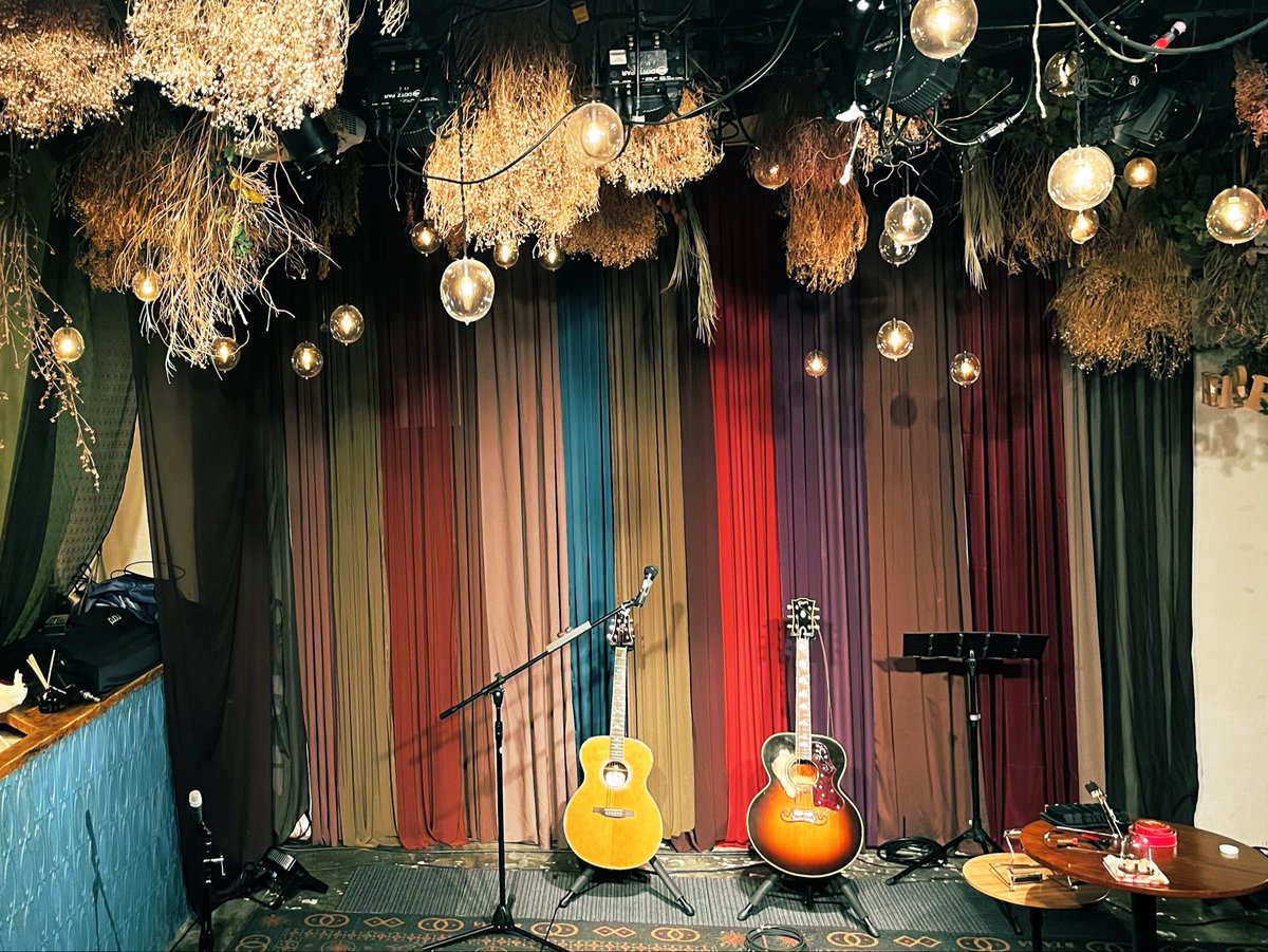 _yukaati's tweet photo. 松本耕平ワンマン
セトリの曲から曲への展開が
あまりにも感動的だった
生きてるだけでえらいの曲始めに
2本の弦が切れてしまった
しかしそのまま弾き語りを続けた
その様がすごく心にしっくりハマり
人間臭さの味わいが溢れ出てた
マイナスの状況がプラスへと変化した
私にはそう感じた

板橋ファイト https://t.co/tsiiGJGFdS