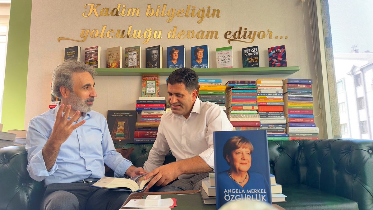 hamditursucu's tweet photo. Kıymetli Dostum, 
Kardeşim @serhatbuhari , yayımcılık dünyasına çok emek verdi.
Danışma Kurulu Üyeliğinden onur duyduğum, 20 yılı aşan kesintisiz “Muhafazakar Düşünce Dergisi” ve başta @KadimYayin olmak üzere kitaba dair kocaman bir emek. Yolun, bahtın açık olsun👏👏💐 https://t.co/IpFaYNpWKK