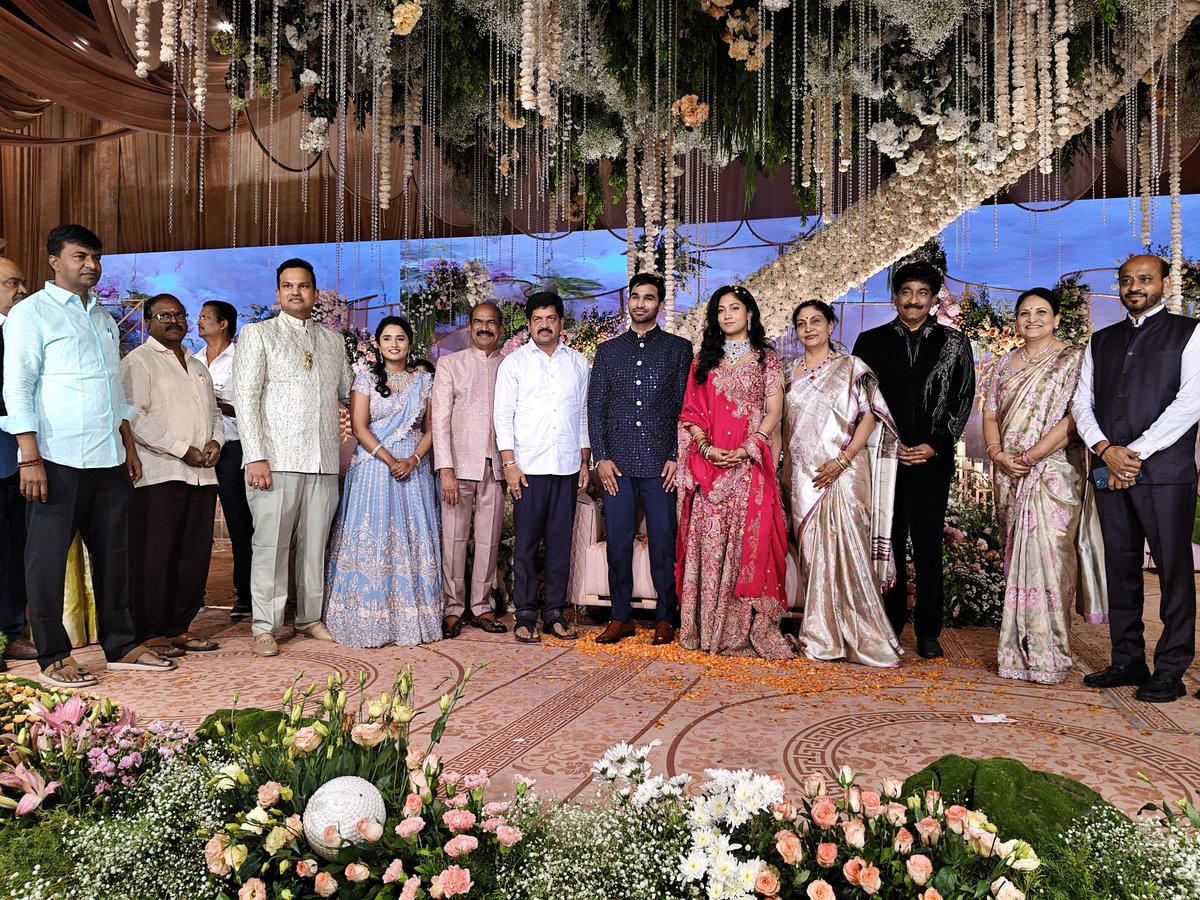 KolluROfficial's tweet photo. కంకిపాడు అయాన్ కళ్యాణ మండపంలో జరిగిన ప్రముఖ వైద్యులు డా.M.J.నాయుడు గారి కుమారుడు డా.వంశీ కృష్ణ - సాధన దేవి వివాహ రిసెప్షన్ వేడుకలో పాల్గొని నూతన వధూవరులకు శుభాకాంక్షలు తెలియజేయడమైనది.
#KolluRavindra #Vijayawada #MinegeologyDepartment #Excise #Machilipatnam https://t.co/7foKYsVehC