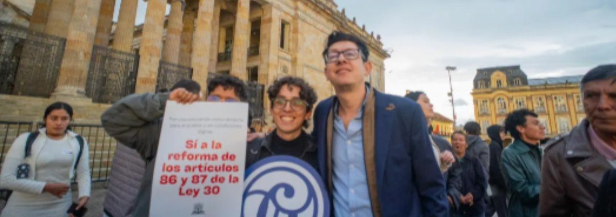LucasTrivi70288's tweet photo. @MadameSiimone Gente, un alcalde como Daniel Rojas, que entre lágrimas coreó "viva la u, no la dejes privatizar" mientras se aprobaba la reforma histórica de los artículos 86 y 87 de la Ley 30, y que fue tan bueno ejecutando presupuesto tanto en la SAE como en MinEducación @DanielRMed https://t.co/XLZu9I0vcU