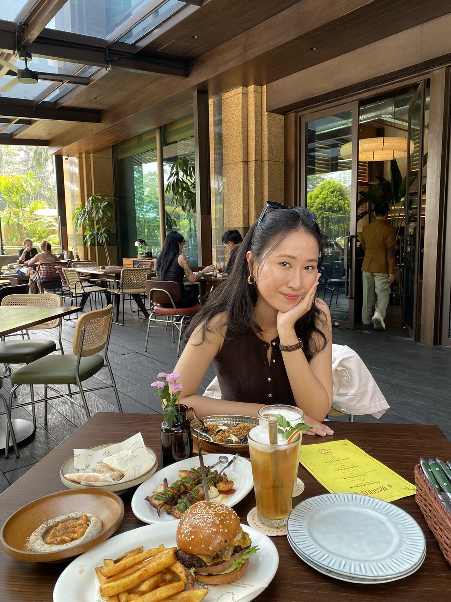 smarcellinee's tweet photo. trying the new mediterranean resto di plaza senayan!! NYAM🤤🌟 https://t.co/FdcVi43uoy