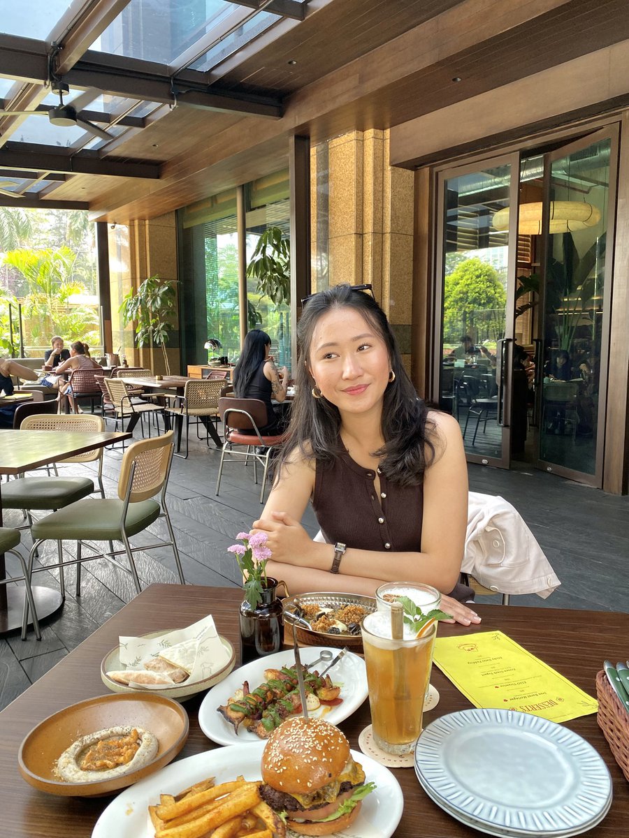 smarcellinee's tweet photo. trying the new mediterranean resto di plaza senayan!! NYAM🤤🌟 https://t.co/FdcVi43uoy