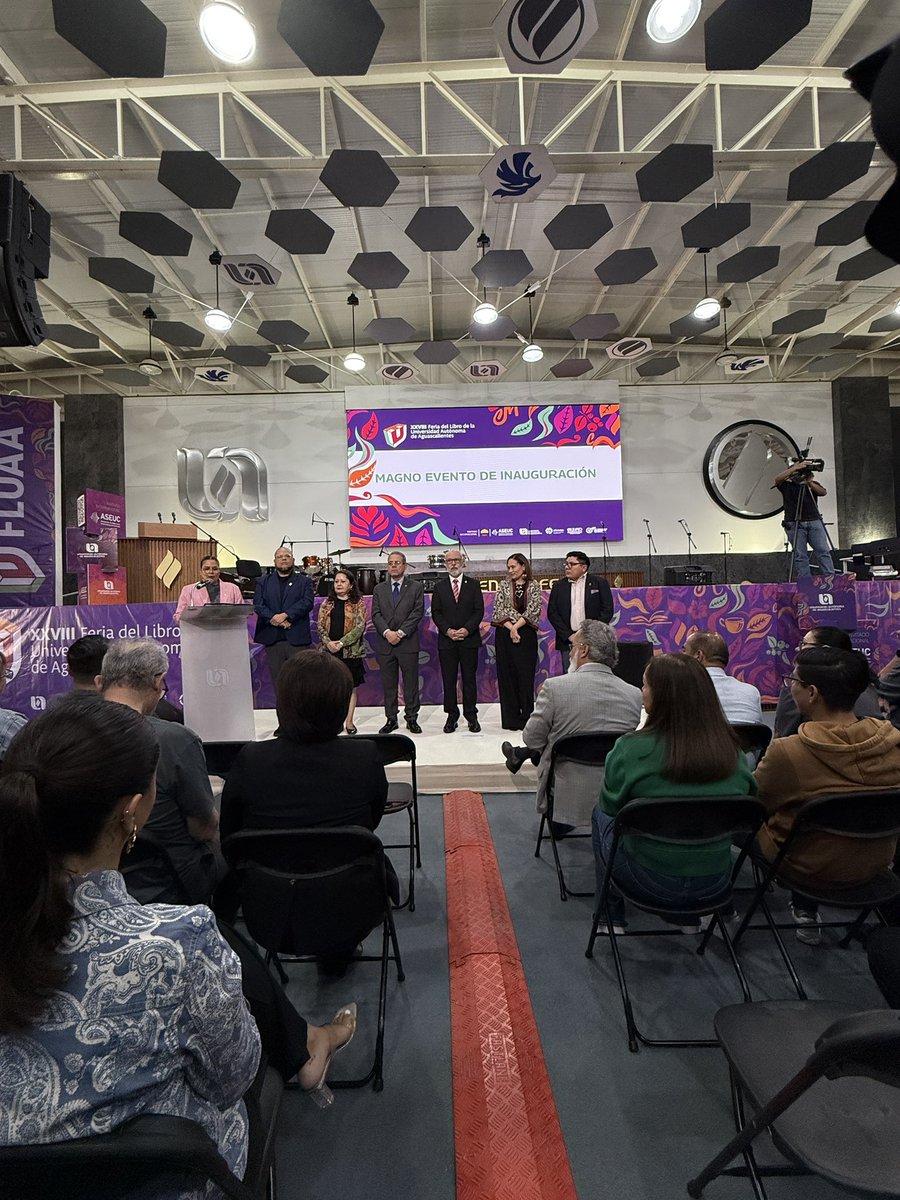 uaa_mx's tweet photo. Transmisión en vivo ⚠️ 

Sigue paso a paso la inauguración de nuestra 28 Feria del Libro UAA 📚❤️🐔

#SomosUAA 

https://t.co/G48tf537pr https://t.co/fc7cVgpEzo