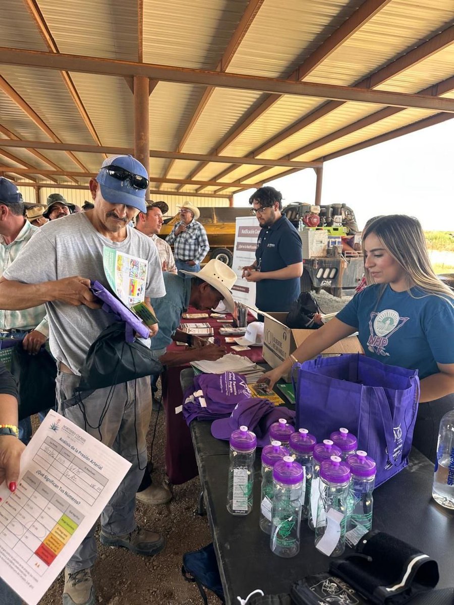 ConsulMexDou's tweet photo. En la #SDL visitamos a trabajadores mexicanos H-2A en Bowie Az, para atender dudas sobre trámites y compartir información sobre la asistencia y servicios que el Consulado puede brindarles.
Agradecemos el apoyo de Winchester Heights Community Center, NFJP, SEAHEC y Benson Hospital https://t.co/3dYhTUF8PE