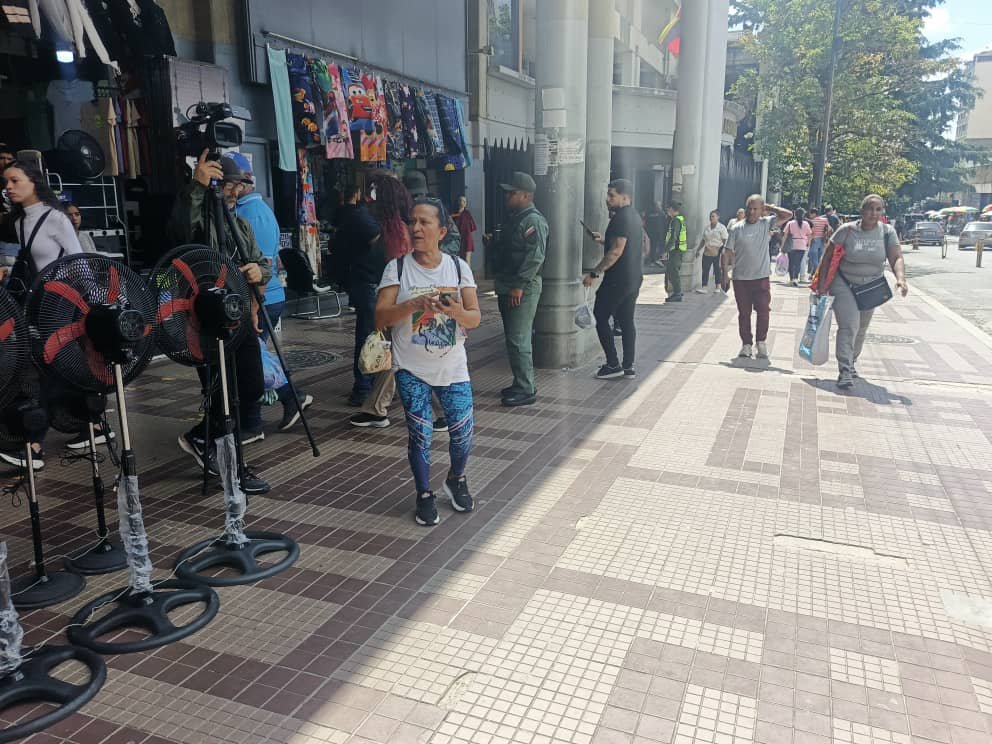 sntpvenezuela's tweet photo. #AlertaSNTP | Funcionarios de la Guardia Nacional y de seguridad del Palacio de Justicia fotografiaron a periodistas y camarógrafos de al menos cinco medios que esperaban declaraciones del Frente de Abogados, en el centro de Caracas.
Los militares también solicitaron y fotografiaron la credencial de la periodista de Cronoplay.