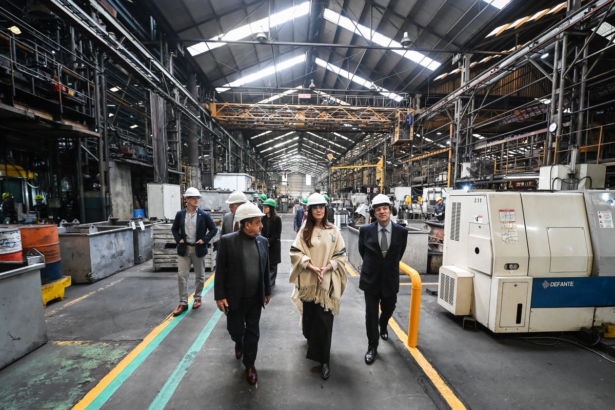 VickyVillarruel's tweet photo. Cíntolo Hermanos es una empresa metalúrgica argentina fundada en 1932, de encuentra en Ituzaingó, provincia de Buenos Aires, genera más de 200 puestos de trabajo y es parte de nuestra gran industria nacional.

Conocer de cerca empresas que producen, invierten y generan empleo formal es también conocer el potencial que tiene nuestro país. 

La industria argentina cuenta con trabajadores capacitados, empresas con experiencia y una enorme voluntad para crecer y generar oportunidades.

Tenemos que seguir acompañando a quienes producen y trabajan, porque una Argentina con futuro se construye con más industria, más inversión y más trabajo formal.

¡Feliz Día de la Industria!