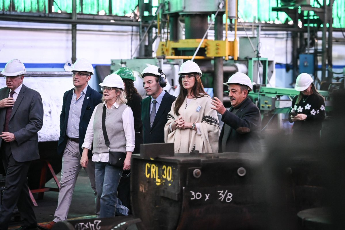 VickyVillarruel's tweet photo. Cíntolo Hermanos es una empresa metalúrgica argentina fundada en 1932, de encuentra en Ituzaingó, provincia de Buenos Aires, genera más de 200 puestos de trabajo y es parte de nuestra gran industria nacional.

Conocer de cerca empresas que producen, invierten y generan empleo formal es también conocer el potencial que tiene nuestro país. 

La industria argentina cuenta con trabajadores capacitados, empresas con experiencia y una enorme voluntad para crecer y generar oportunidades.

Tenemos que seguir acompañando a quienes producen y trabajan, porque una Argentina con futuro se construye con más industria, más inversión y más trabajo formal.

¡Feliz Día de la Industria!