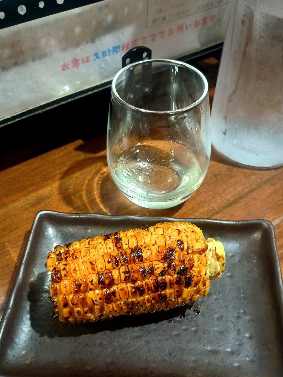 tessyt105's tweet photo. トウモロコシブーム継続中🌽
旬が終わる前に炭火焼き！
焼きもろこしは醤油の焦げが大事🍻 https://t.co/WmFyp545UX