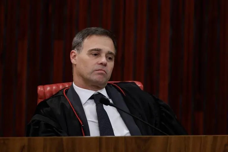 PedroRonchi2's tweet photo. Não durou 24 horas a tentativa do André Mendonça de tentar queimar o Alexandre de Moraes. O que ele conseguiu foi mostrar para os outros ministros que ele não é confiável. https://t.co/YBtbR3i7xe