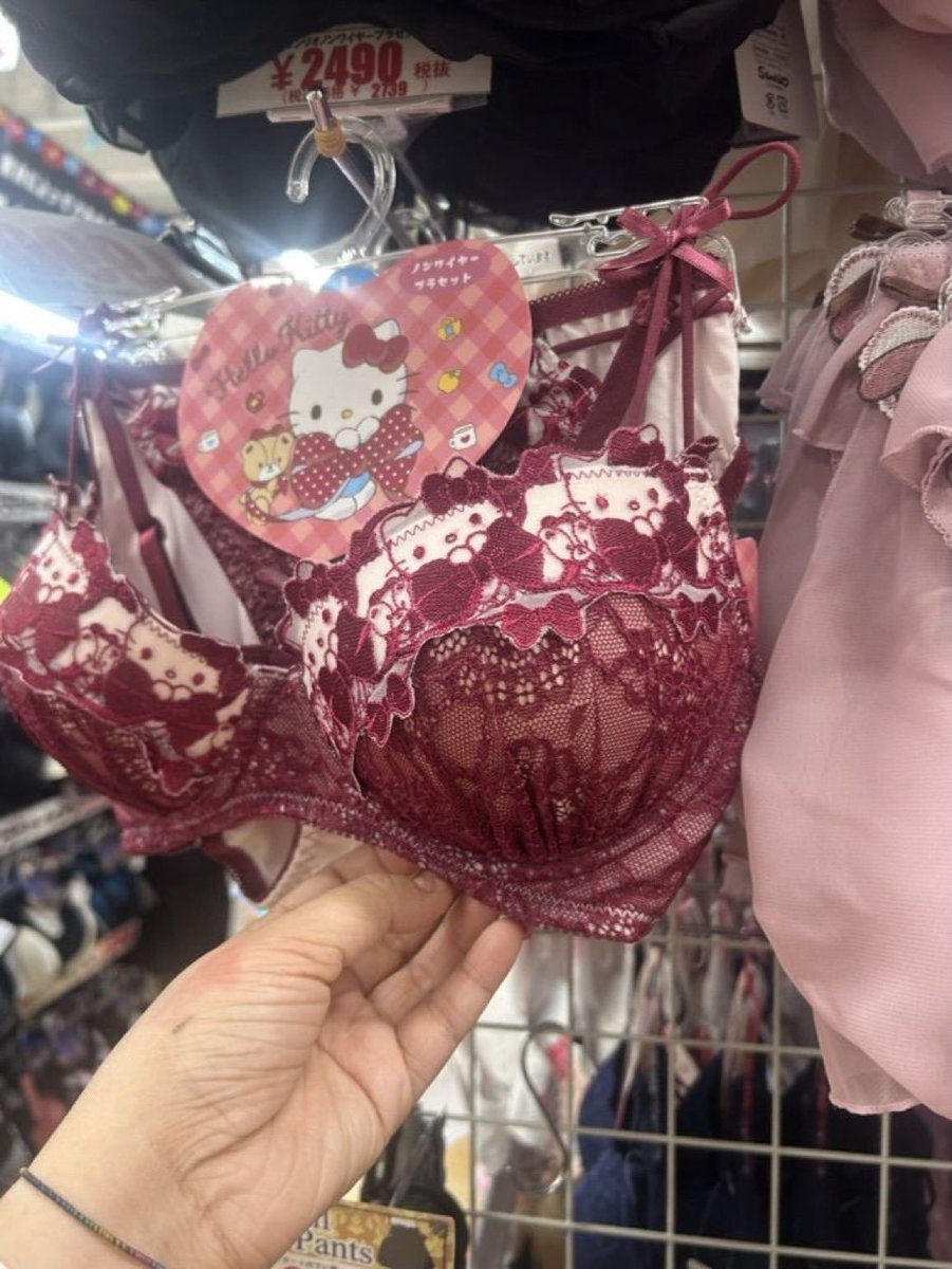 RubyNoireASMR's tweet photo. Je crois que j’ai trouvé ce que je vais porter sous ma tenue de Madame Loyal… Tu valides ? 👀 https://t.co/hIALBu9Tef