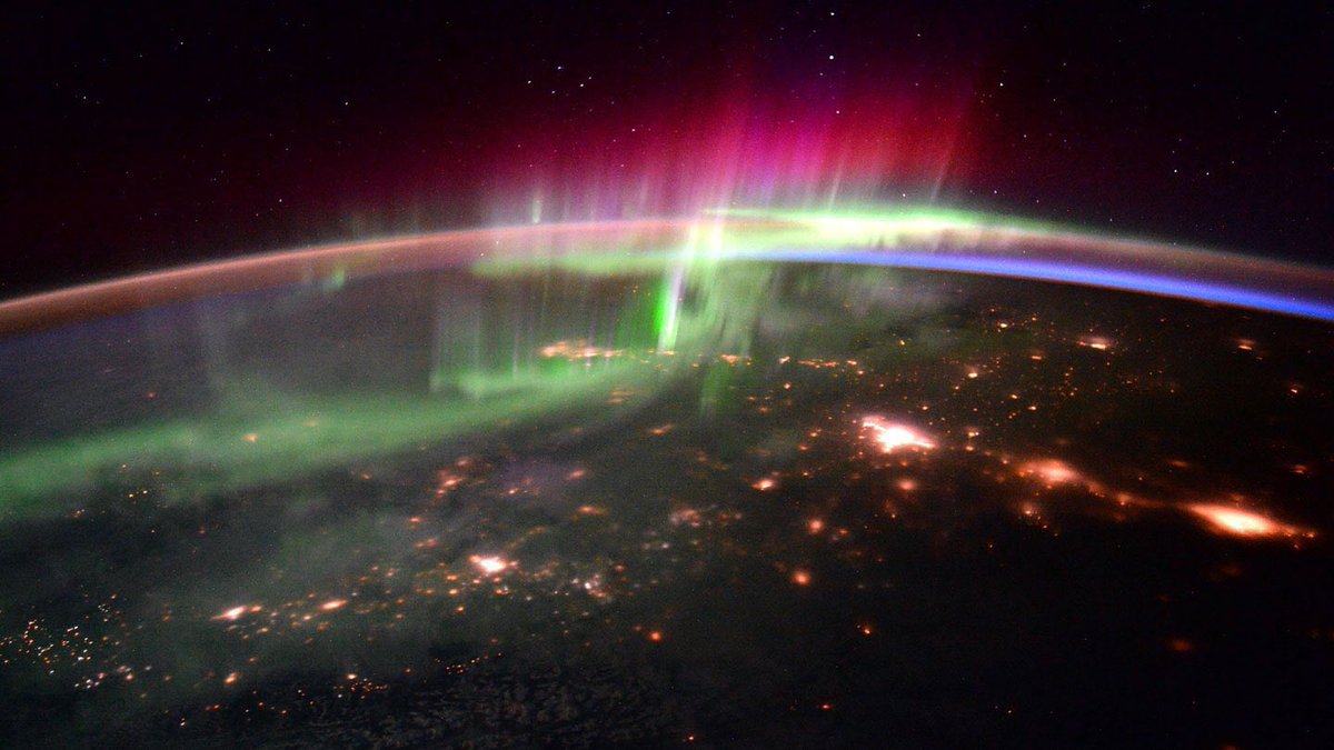 astro4pics's tweet photo. The beauty of the aurora as seen from space. 

Green and sometimes red light follows the curve of Earth where charged particles from the Sun meet the upper atmosphere.  

From orbit the display looks like a thin curtain wrapped around the polar regions, a direct sign of the connection between the solar wind and Earth's magnetic field.