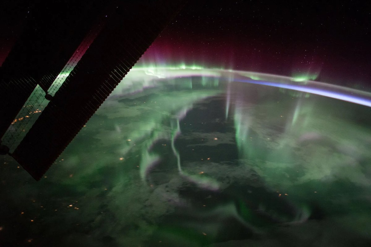 astro4pics's tweet photo. The beauty of the aurora as seen from space. 

Green and sometimes red light follows the curve of Earth where charged particles from the Sun meet the upper atmosphere.  

From orbit the display looks like a thin curtain wrapped around the polar regions, a direct sign of the connection between the solar wind and Earth's magnetic field.