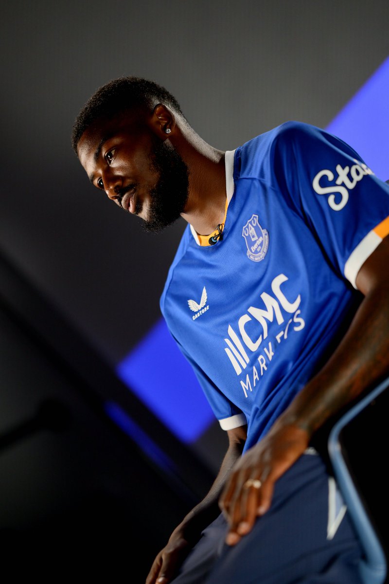 Everton's tweet photo. Happy to be here and ready to get to work.👊

Ainsley Maitland-Niles is a Toffee! 🔵 https://t.co/Za9jJ0L7Pg