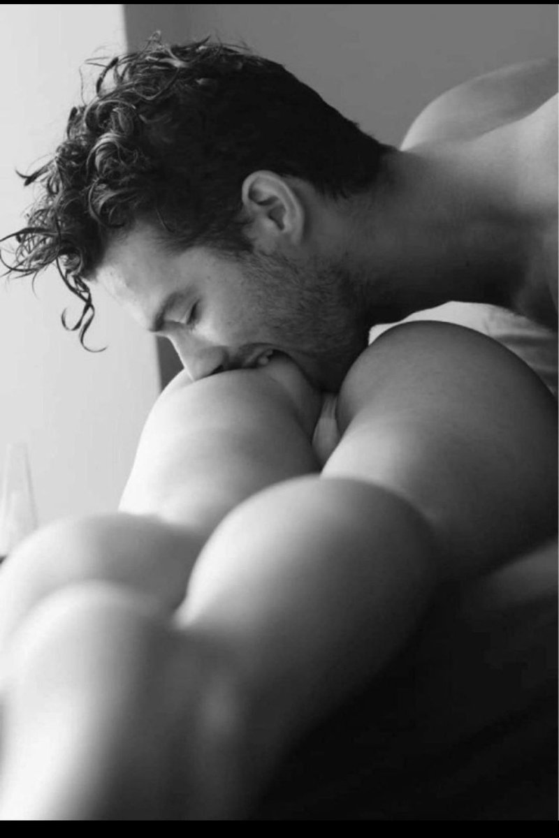 07xkw's tweet photo. في منحنى وركيكِ أجد الحدود الواضحة حيث تنتهي جميع شتاءاتي...🤤 https://t.co/kyjLqsh0bi