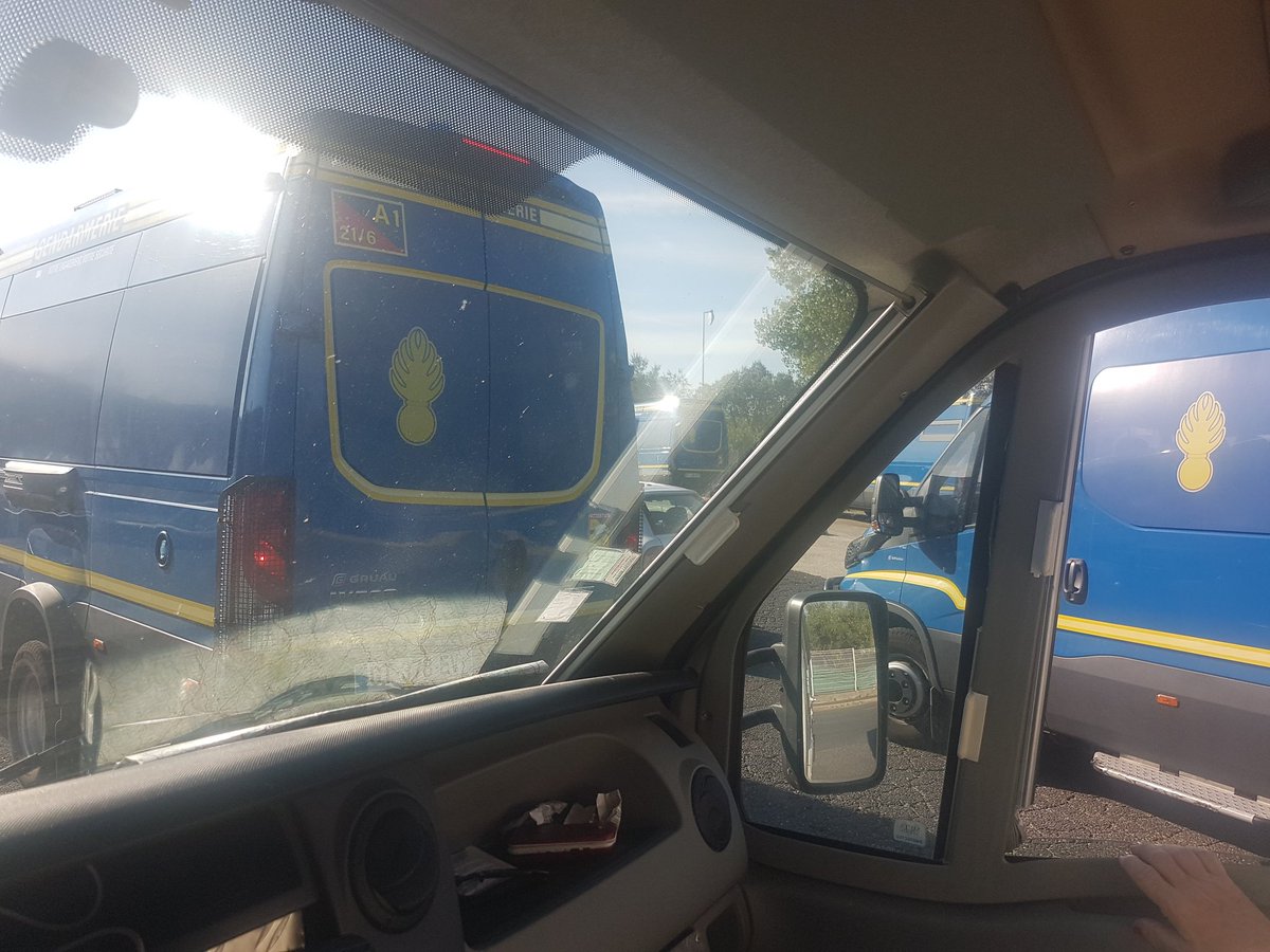 Sebasbtceth's tweet photo. Dag 4 van onze roadtrip begon een beetje vreemd toen we ons ineens omsingeld vonden tussen de Gendarme National. De agenten kwamen uit alle hoeken en gaten.....Gelukkig moesten de wagens volgetankt worden 😂 https://t.co/2iVZ2EWUSR