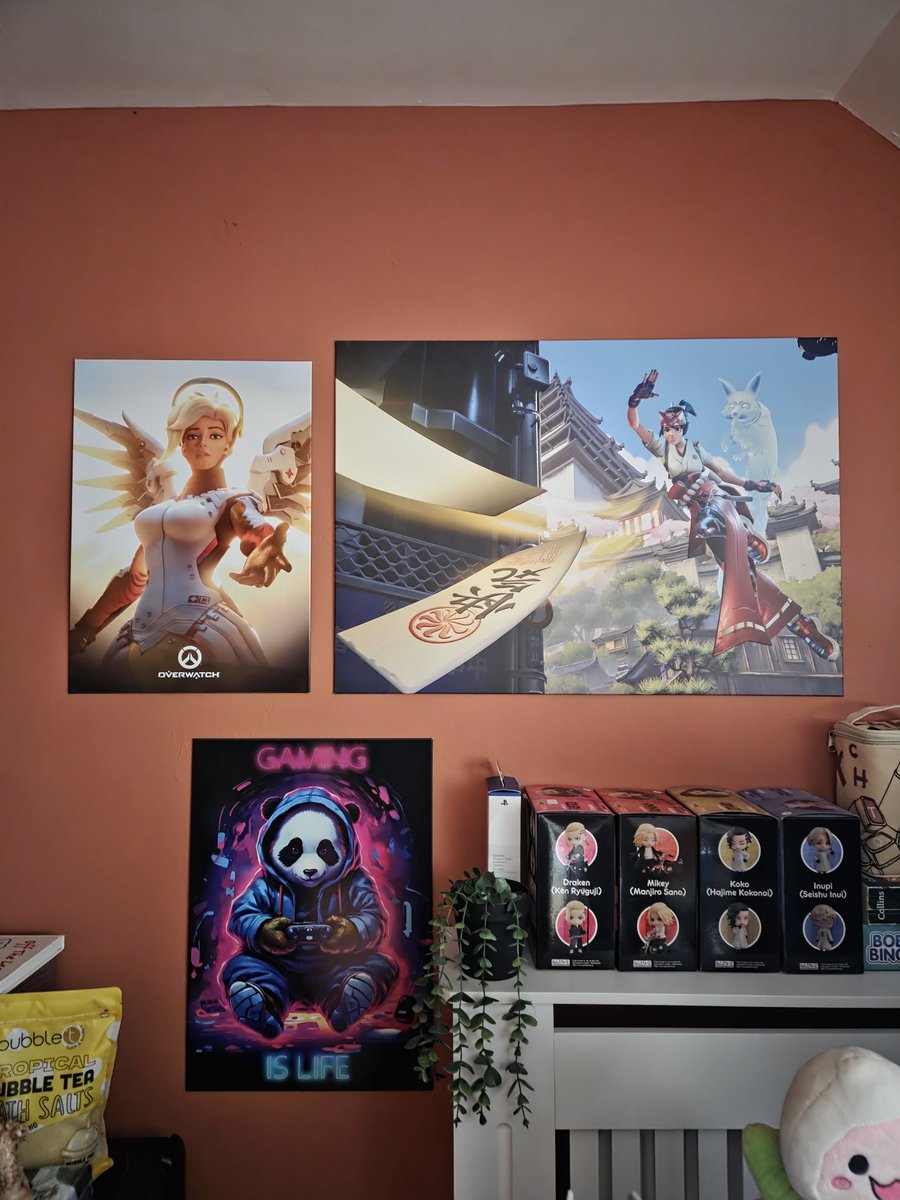 NatsumeCrumbs's tweet photo. Finally put up my displates! I love them so much and I will eventually buy another overwatch one to go on the other side of Kiri #overwatch  #poster #mercy #kiriko https://t.co/zE7jKWhR0a