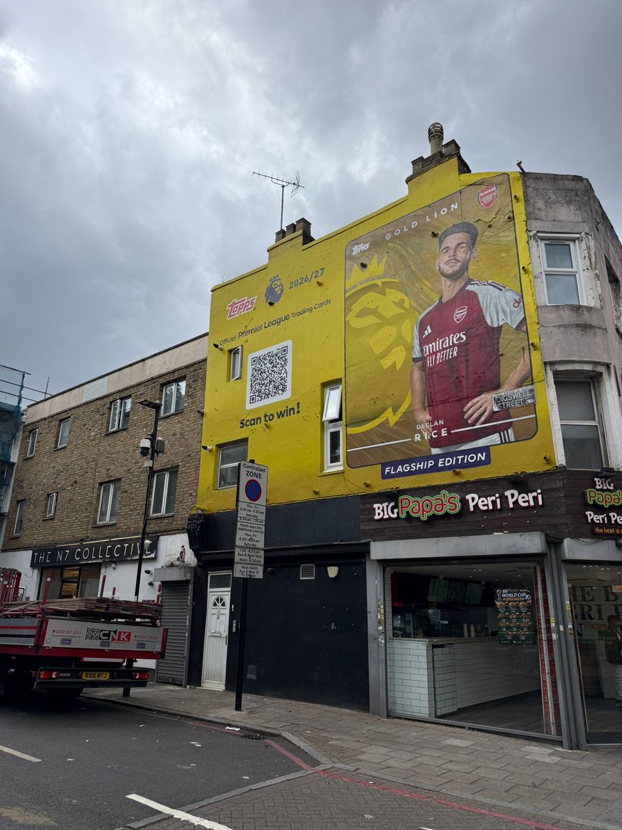DailyAFC's tweet photo. A new Declan Rice mural is to be unveiled on Holloway Road near the Emirates ahead of the Arsenal vs Chelsea match on Sunday. 🏟️

The Gold Declan Rice @Topps card is to mark the launch of the new Flagship Premier League card collection and the clash between Arsenal and Chelsea. 🃏

🎨 @MuralRepublic