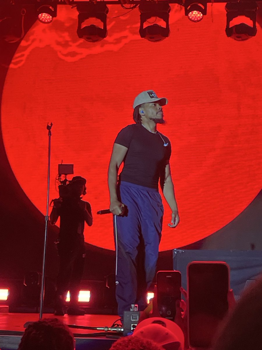 DHood1120's tweet photo. Last night was a dream come true. @chancetherapper  thanks for the memories!@Bhood0126 https://t.co/zq0gyK6lEo