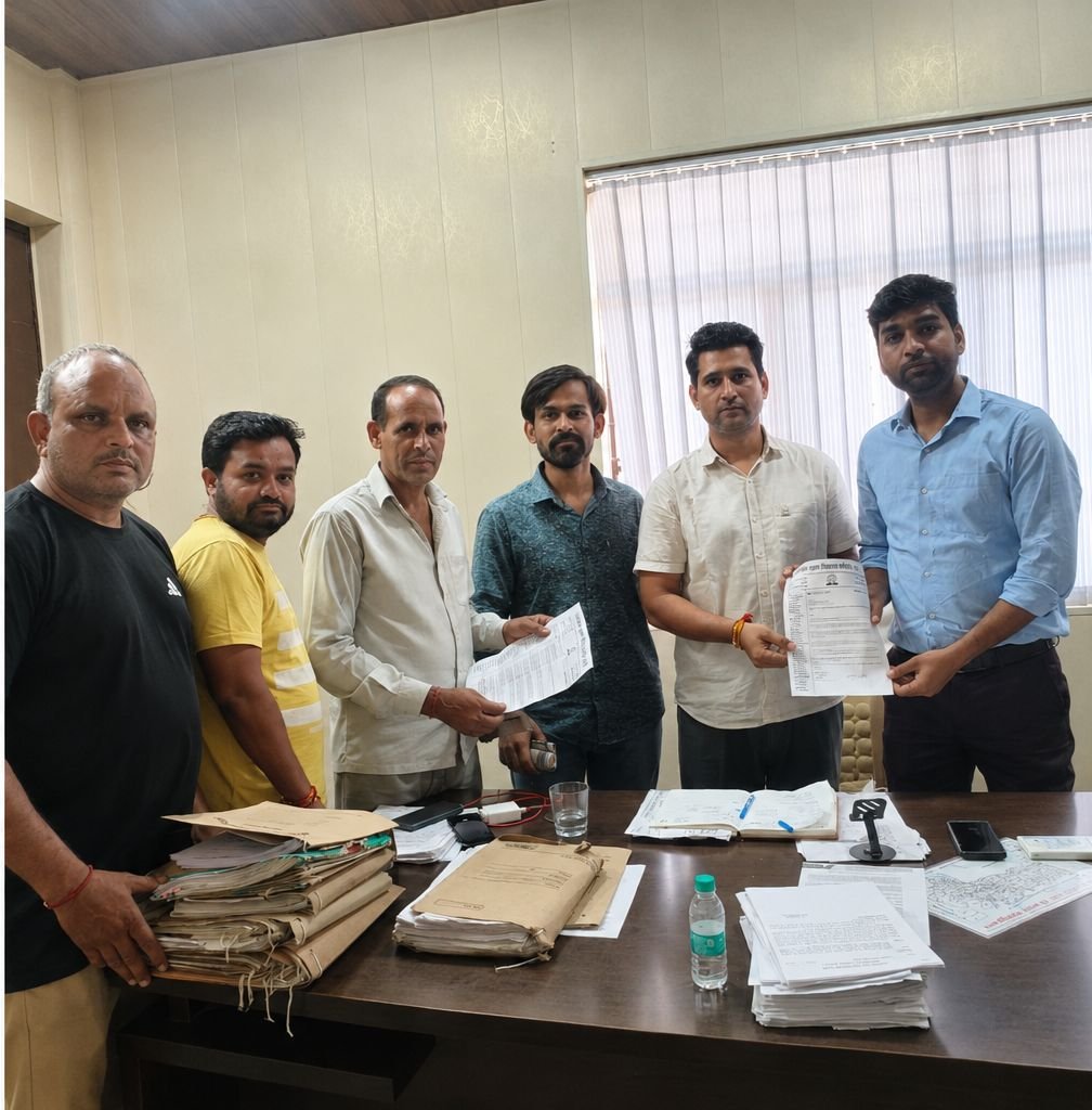 chhaproula2023's tweet photo. @dmgbnagar @SdmDadri महोदय समस्या को संज्ञान में लिजिए अन्तिम यात्रा के लिए यही रास्ता है और गांव का पुराना रास्त भी है इस रास्ते को इतना तो खोल दो जो गांव वाशी अन्तिम यात्रा लेकर निकल जाएं बड़ी मुश्किल से निकलते है अब बड़ी अनहोनी होने का खतरा है https://t.co/5qOvLKXpdv