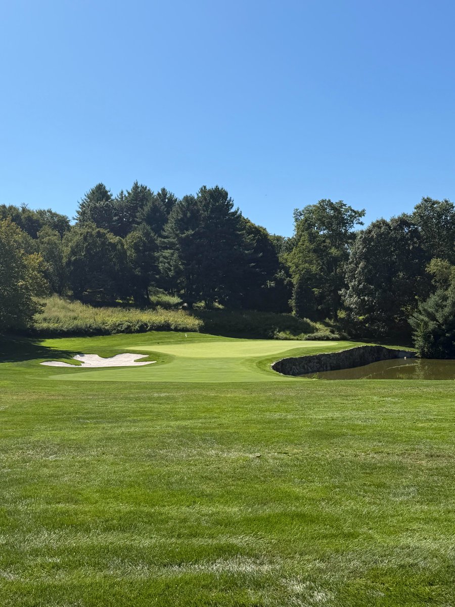 MadisonPartwl0's tweet photo. Can anyone recognize which golf course in New York this is? #golf  #newyorkyankees https://t.co/WsPf914AeB